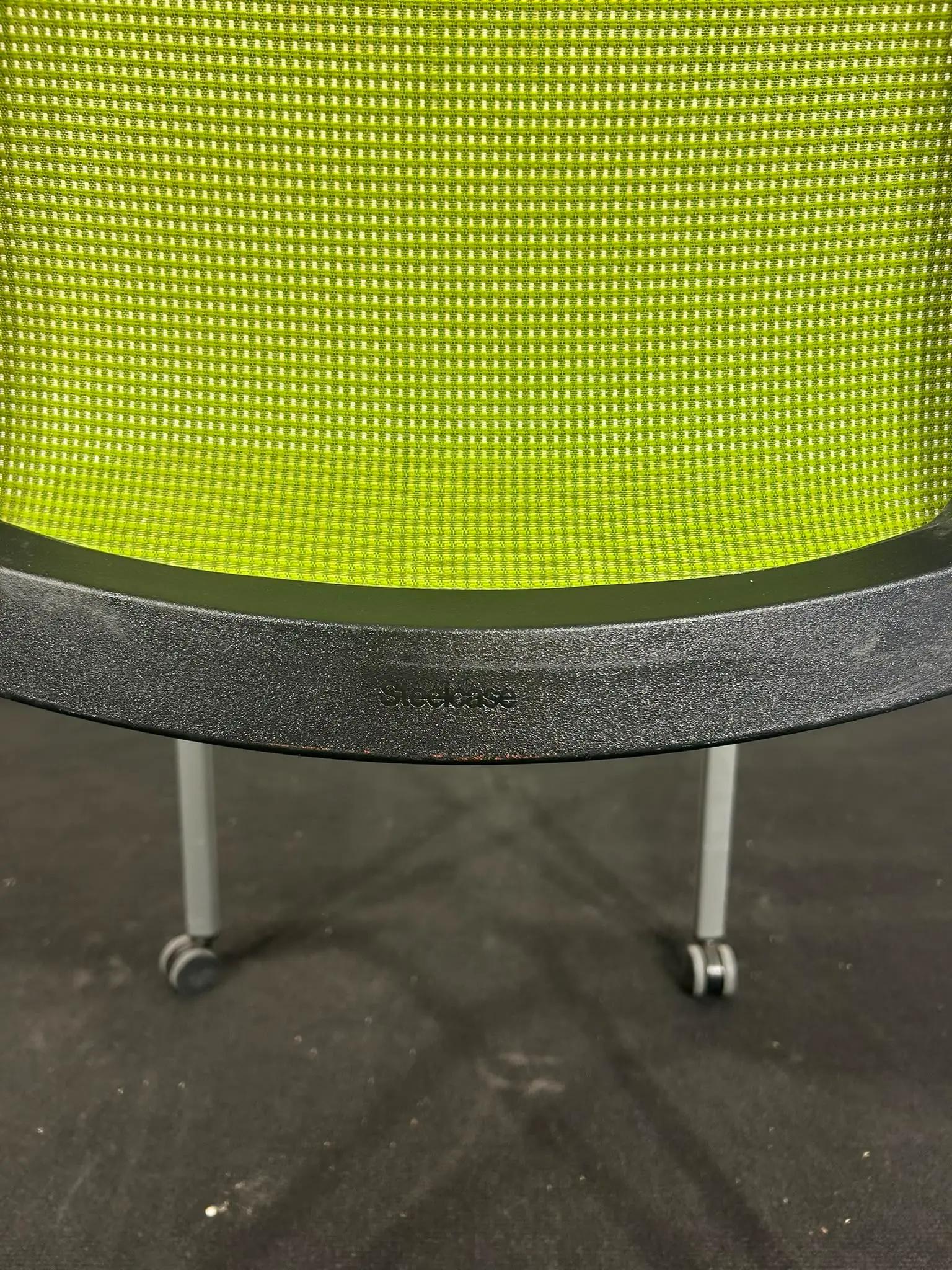 Chaise de bureau Steelcase sur roulettes avec dossier mesh vert anis - vue 5