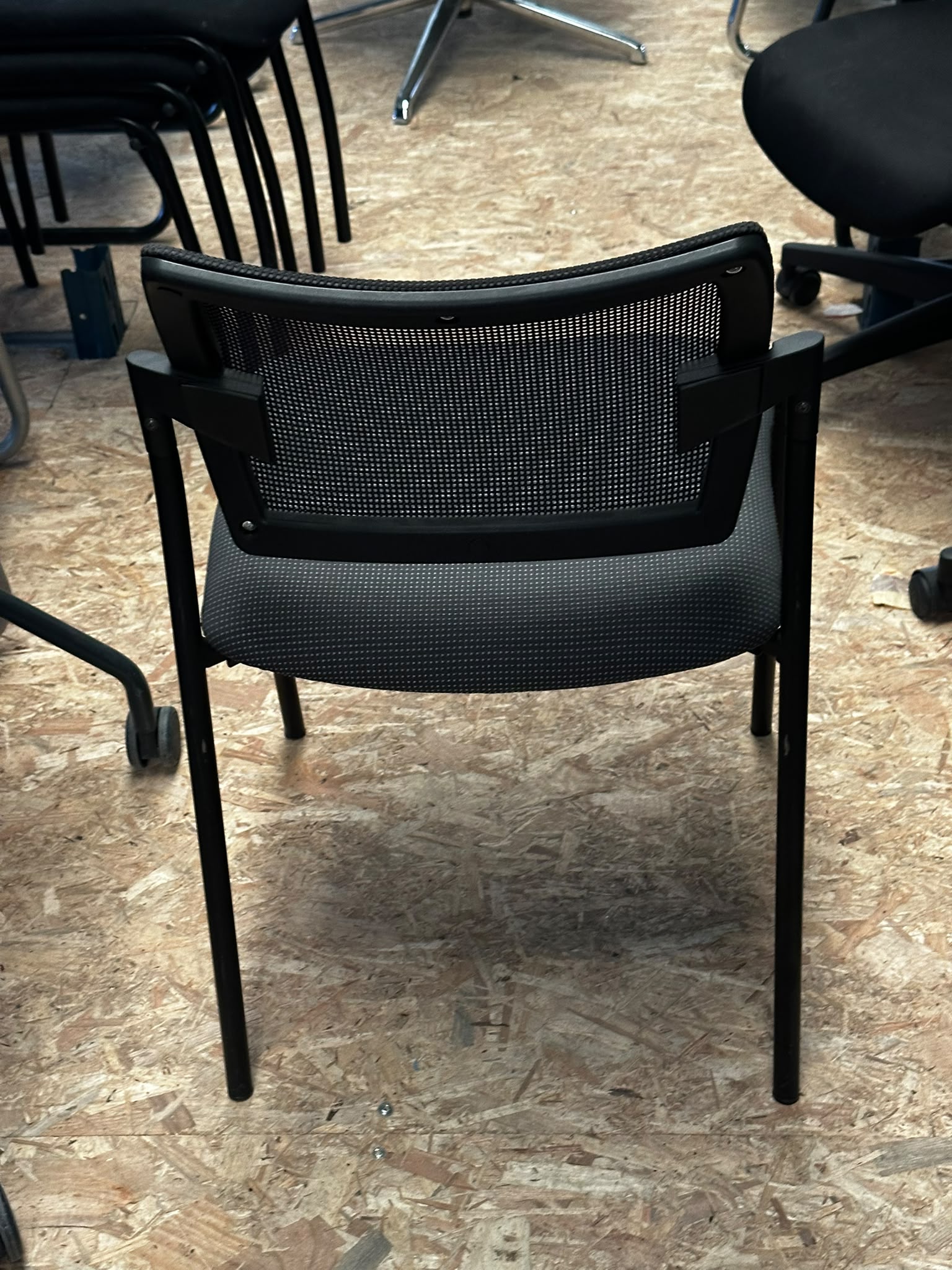 Chaise d’accueil noire – Dossier et assise en résille - vue 2