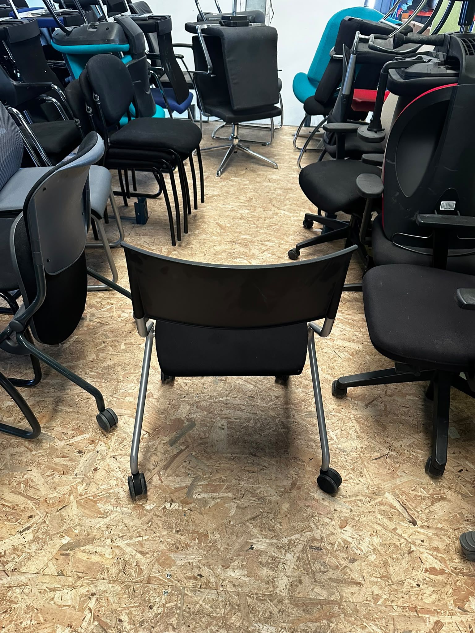 Chaise d’accueil à roulettes noire – Bureau et salle de réunion - vue 2