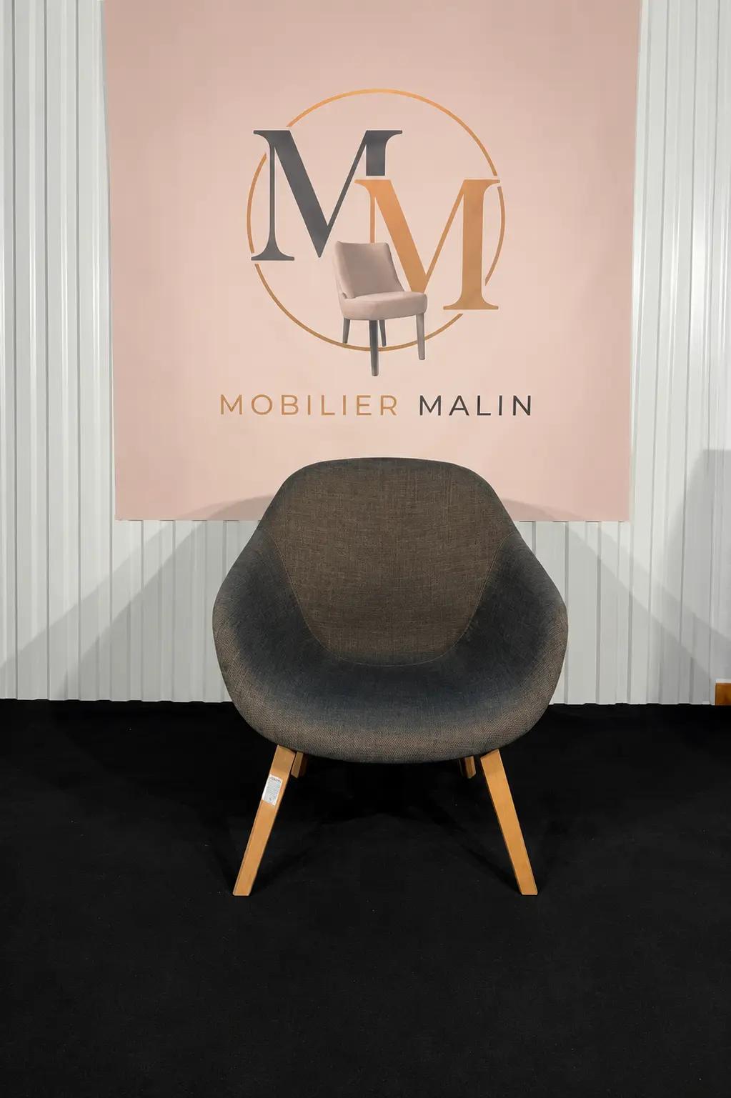 Fauteuil d’accueil scandinave en tissu avec pieds en bois - vue 4