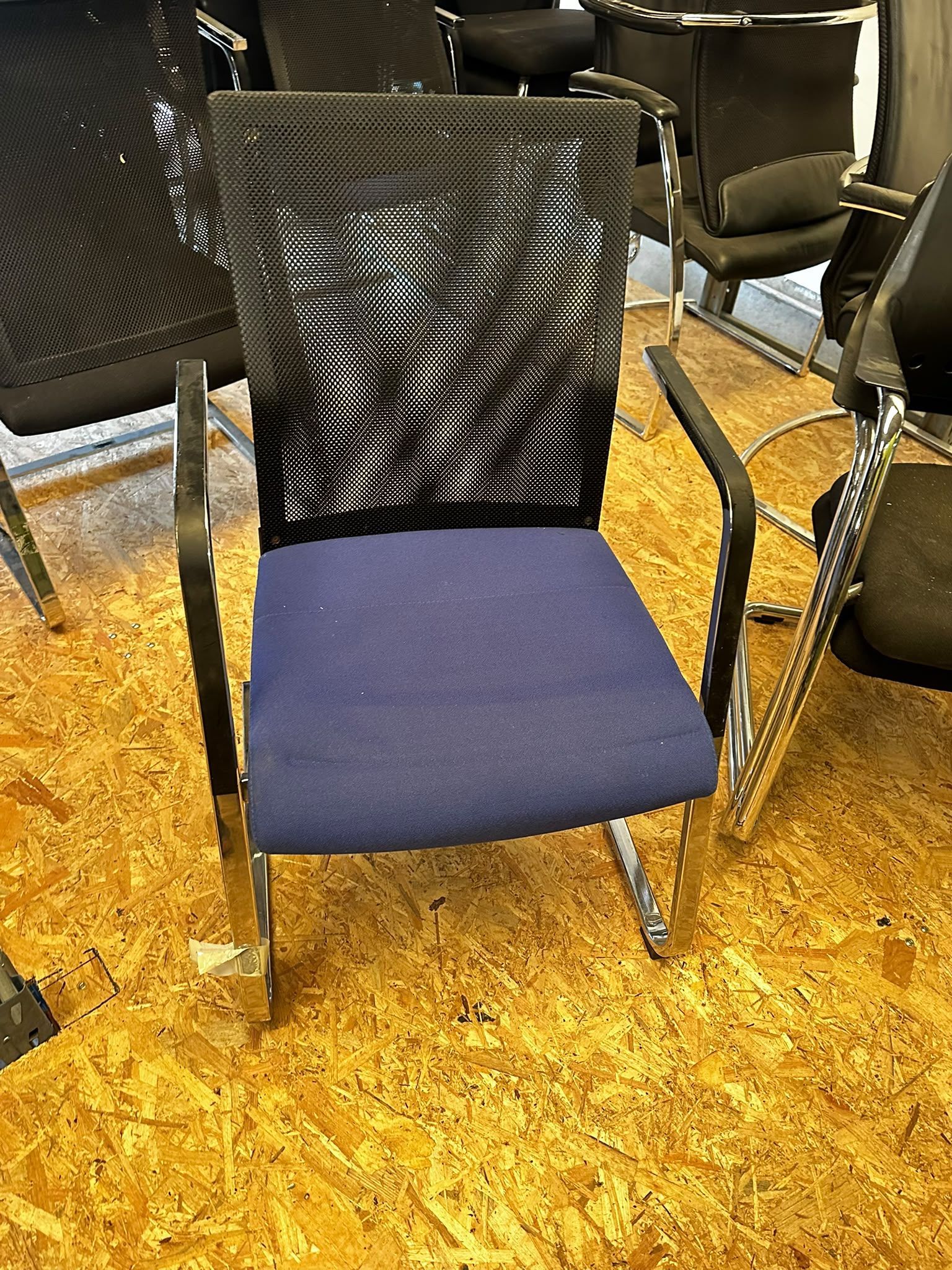 Chaise d’accueil Züco – Assise bleue, dossier résille et piètement chromé - vue 2
