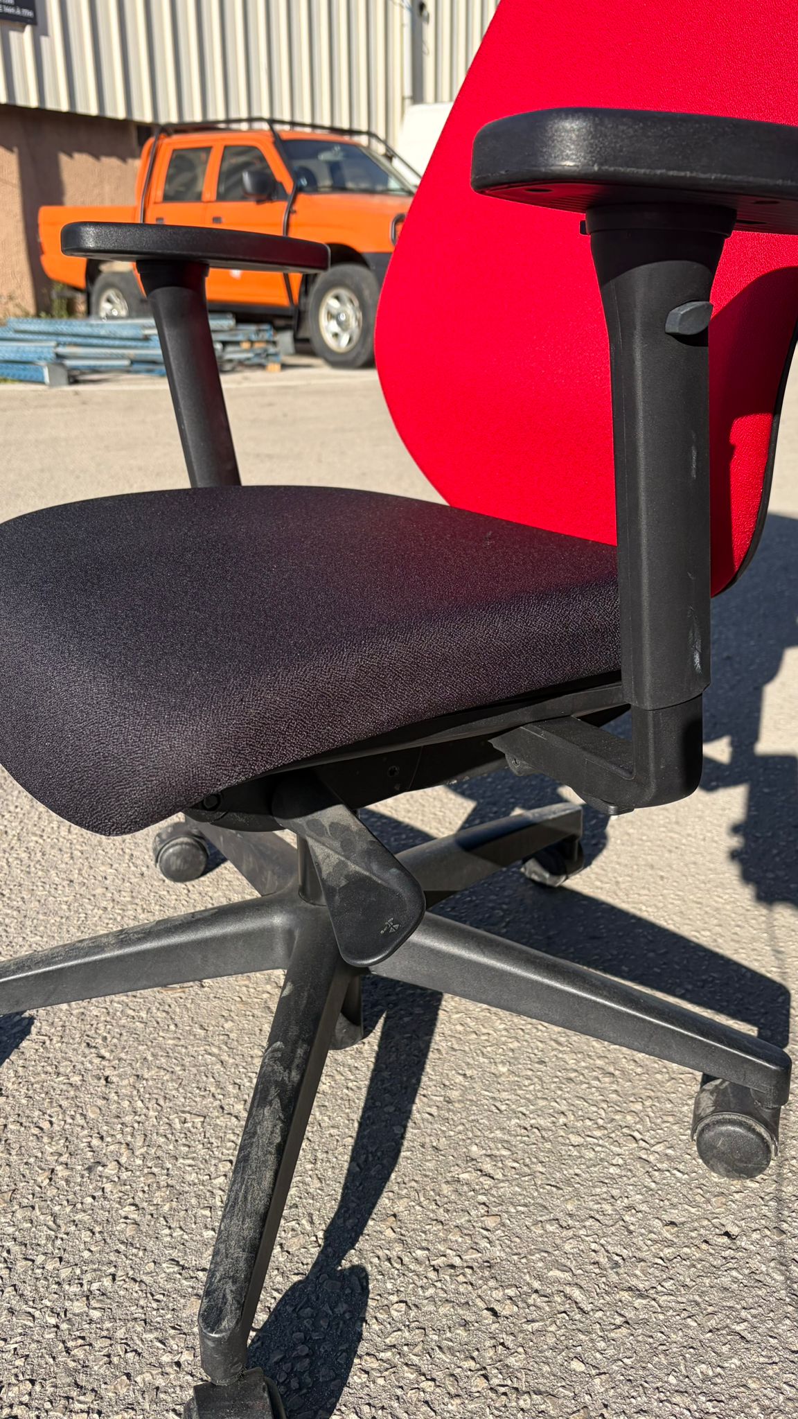 Fauteuil de bureau ergonomique Giroflex rouge
