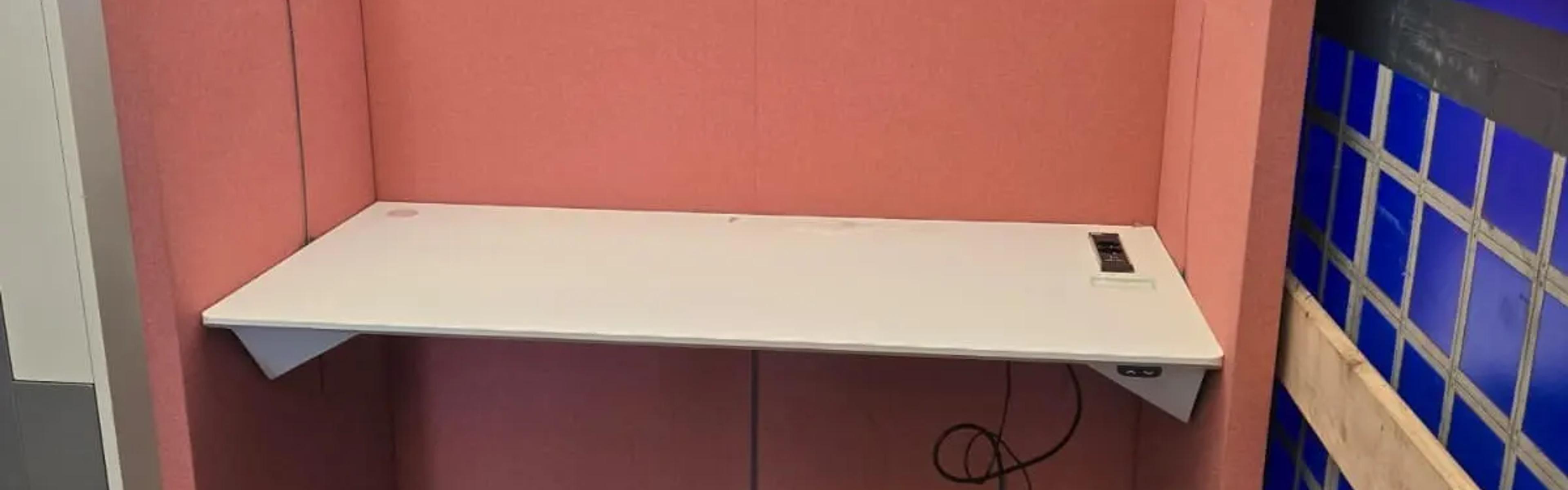 Bureau électrique assis-debout + alcôve acoustique