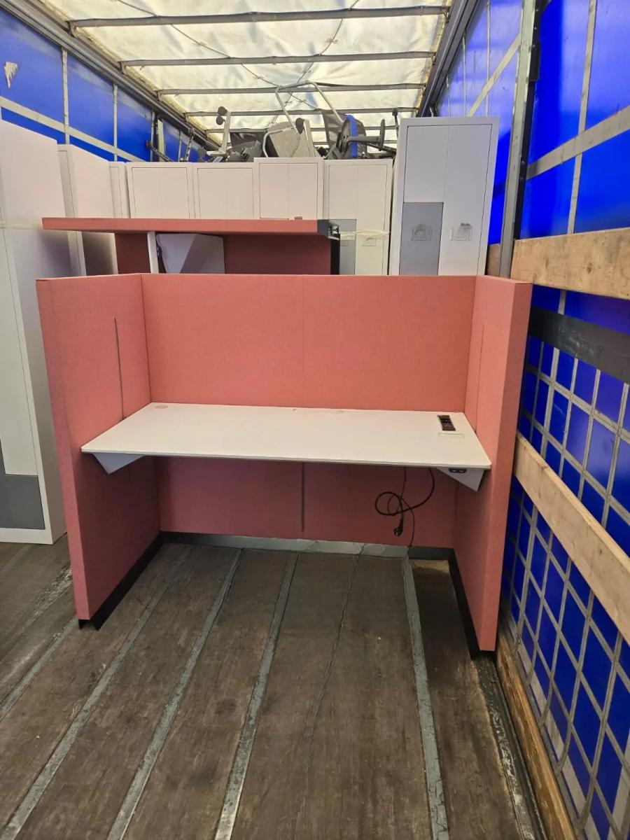 Bureau électrique assis-debout + alcôve acoustique