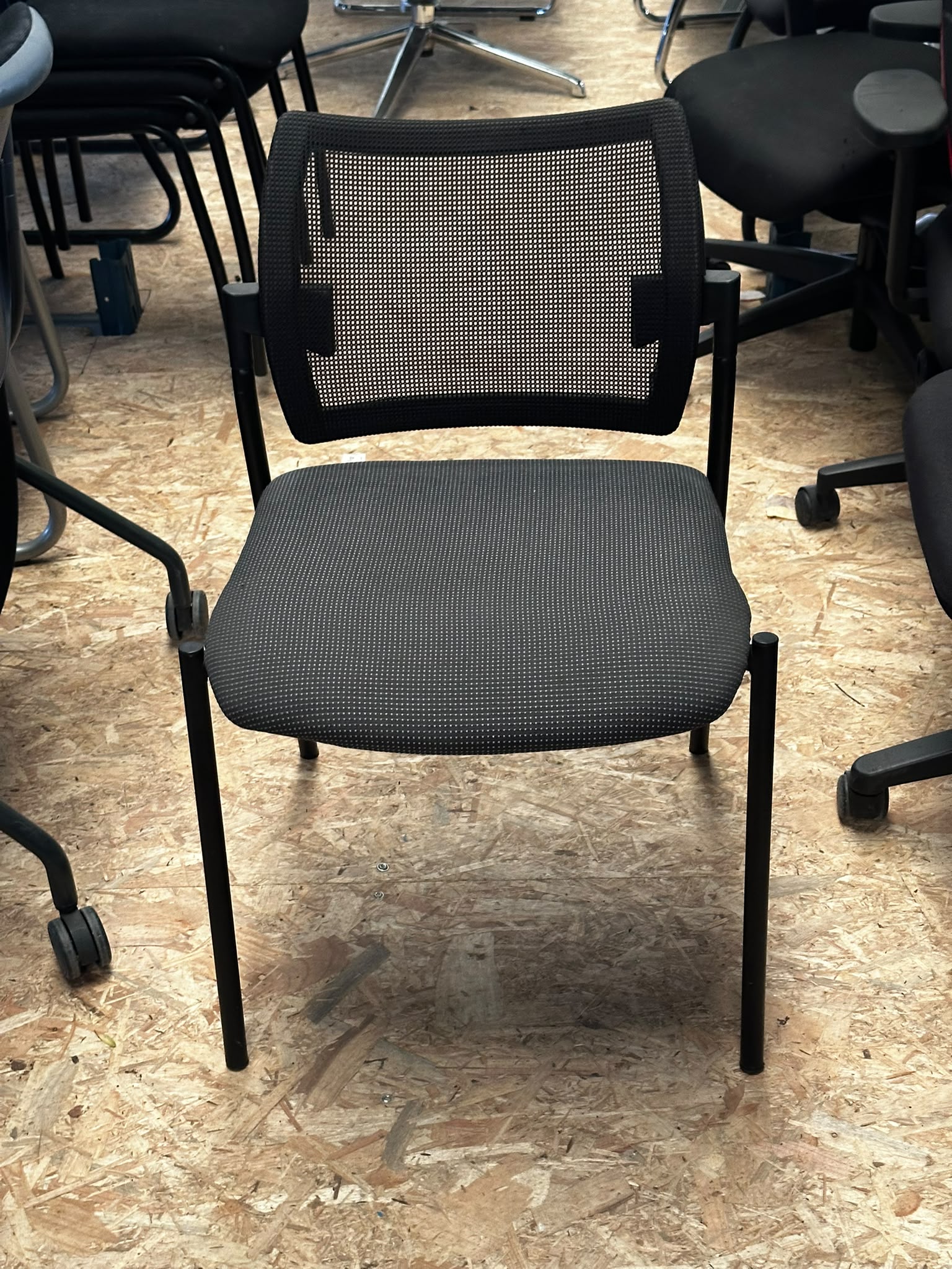 Chaise d’accueil noire – Dossier et assise en résille