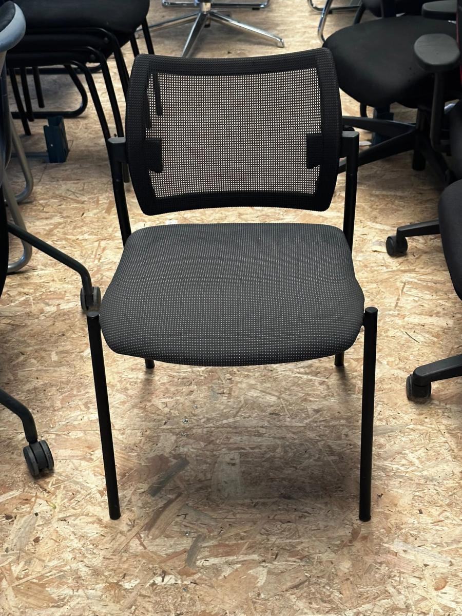 Chaise d’accueil noire – Dossier et assise en résille