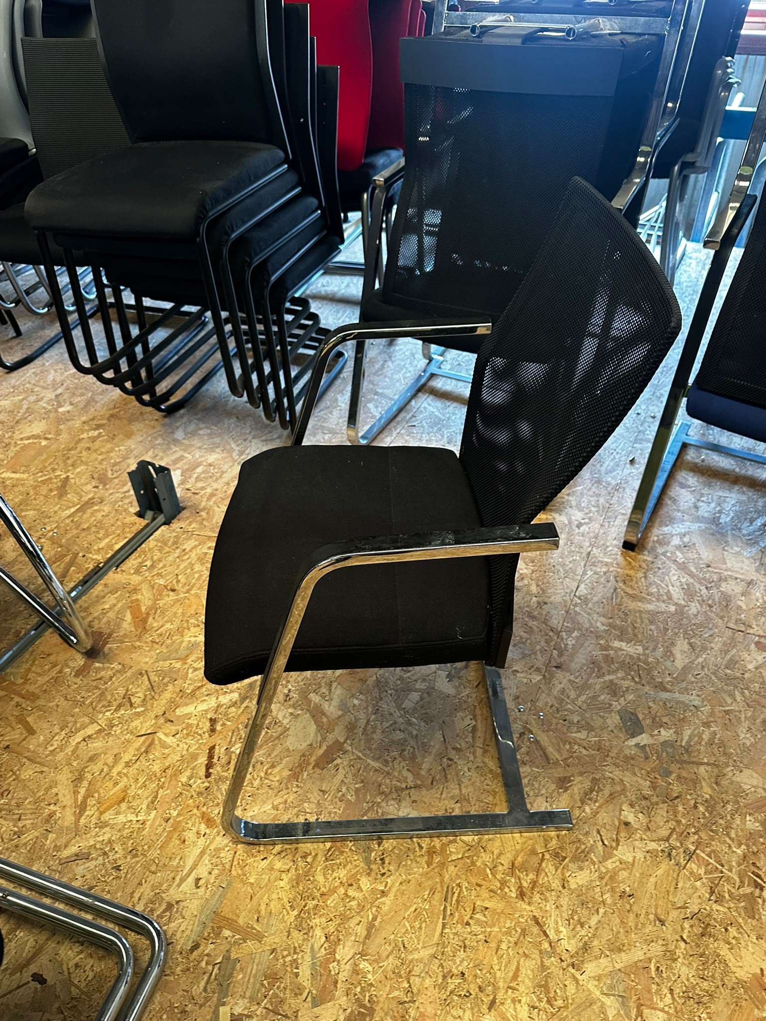 Chaise d’accueil noire avec dossier résille et accoudoirs - vue 2