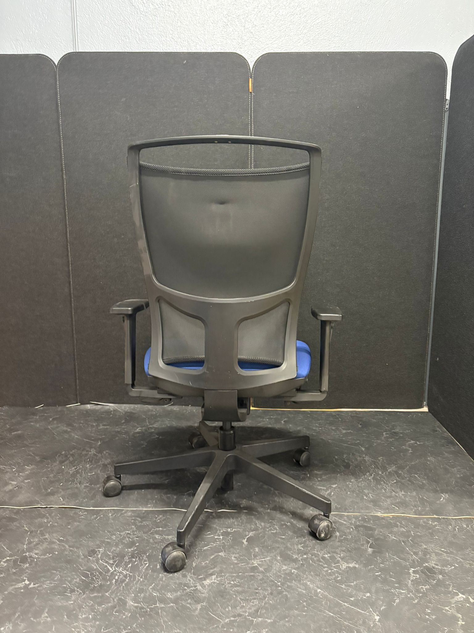 Fauteuil de Bureau Ergonomique Majencia Bleu – Dossier Résille Noir - vue 4