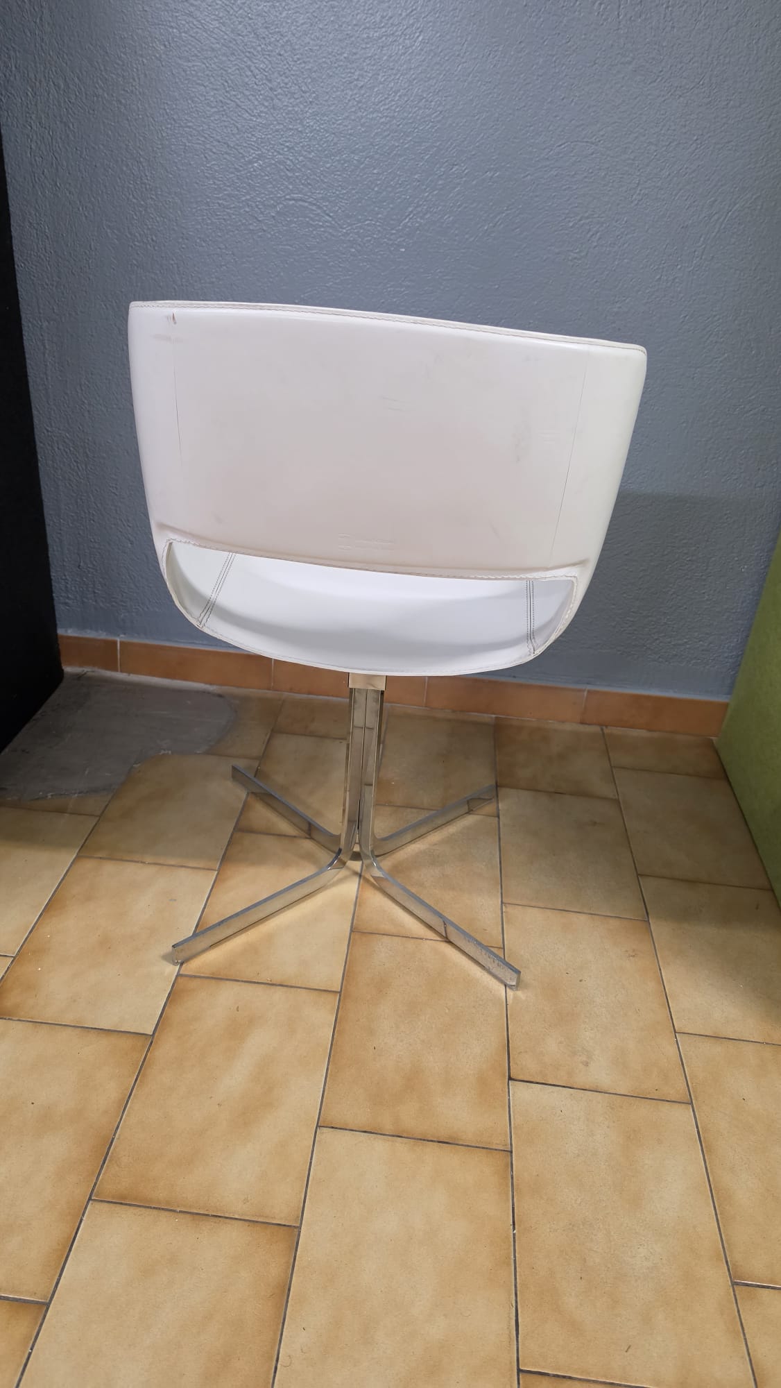 Fauteuil design Enrico Pellizzoni en cuir blanc avec accoudoirs intégrés et piètement pivotant en acier inoxydable. Chaise haut de gamme Made in Italy, idéale pour bureau de direction, salle de réunion ou intérieur contemporain. Mobilier design italien d'occasion en excellent état.