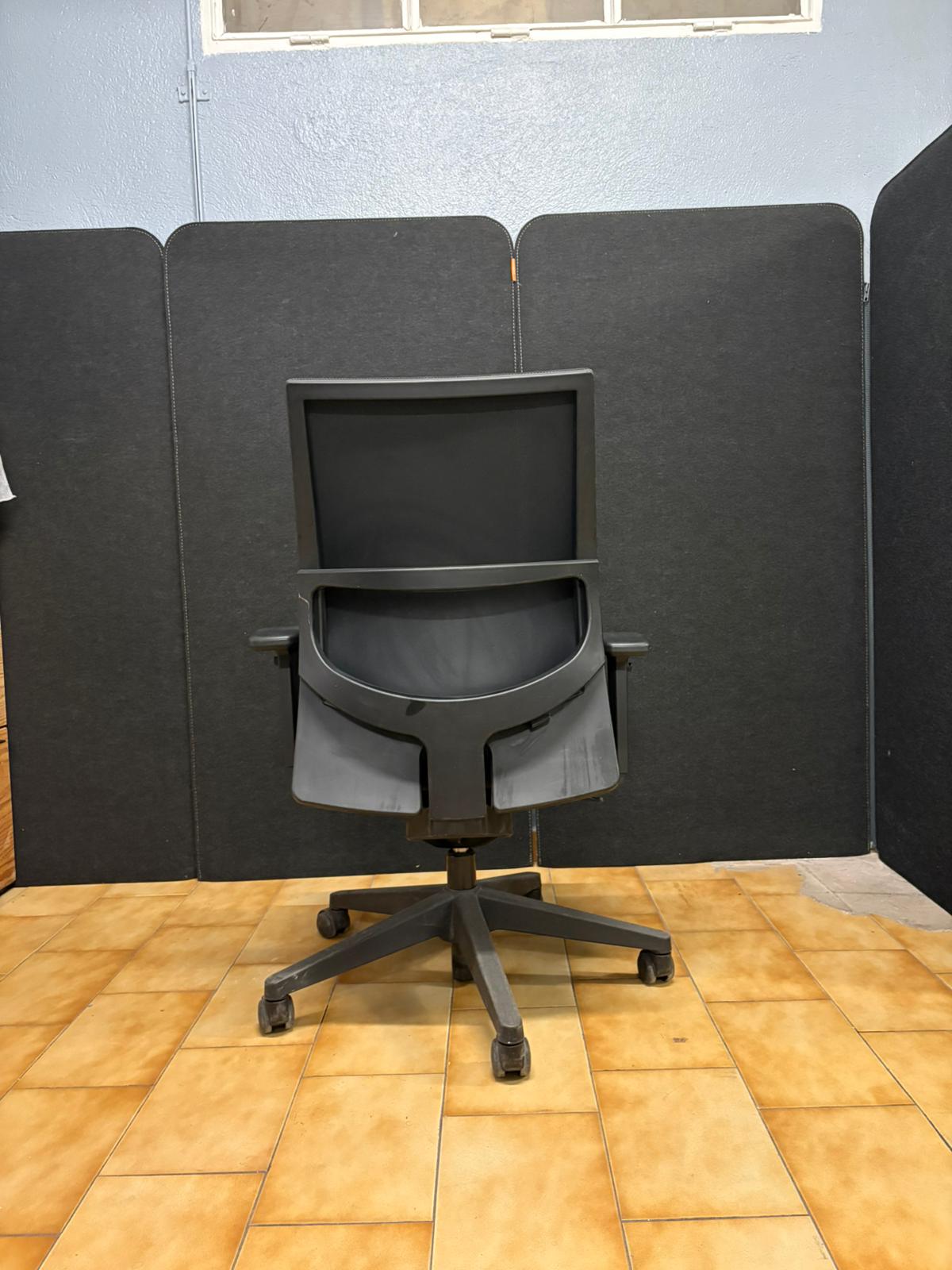 Fauteuil de bureau ergonomique noir – Dossier résille – Accoudoirs réglables - vue 3