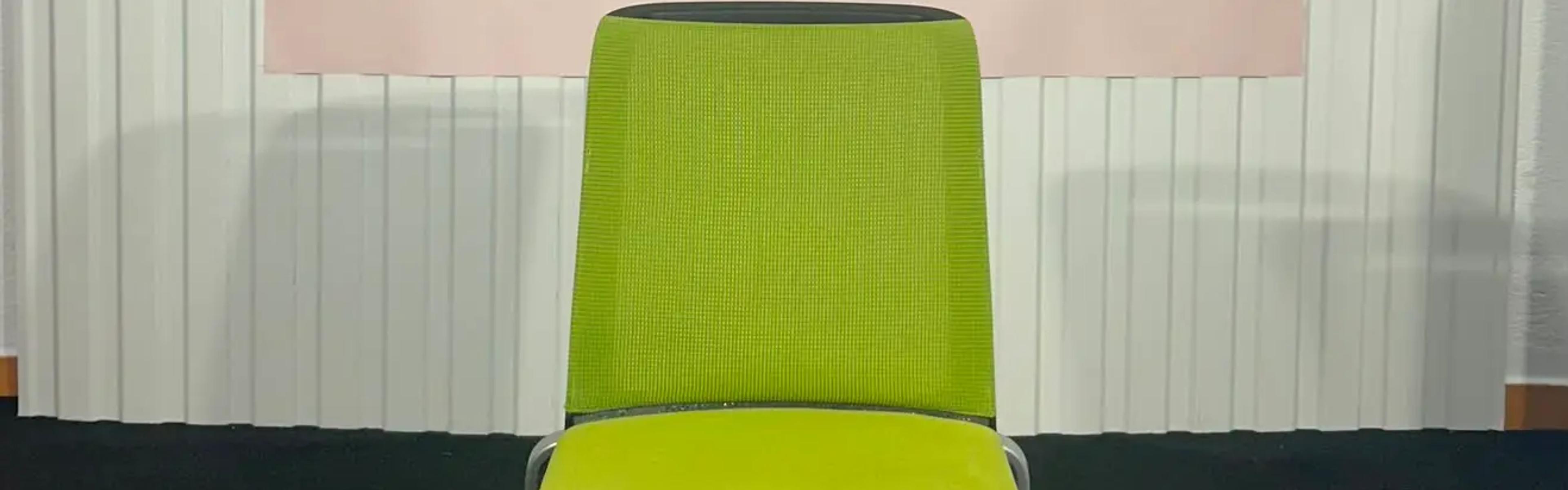 Chaise de bureau Steelcase sur roulettes avec dossier mesh vert anis