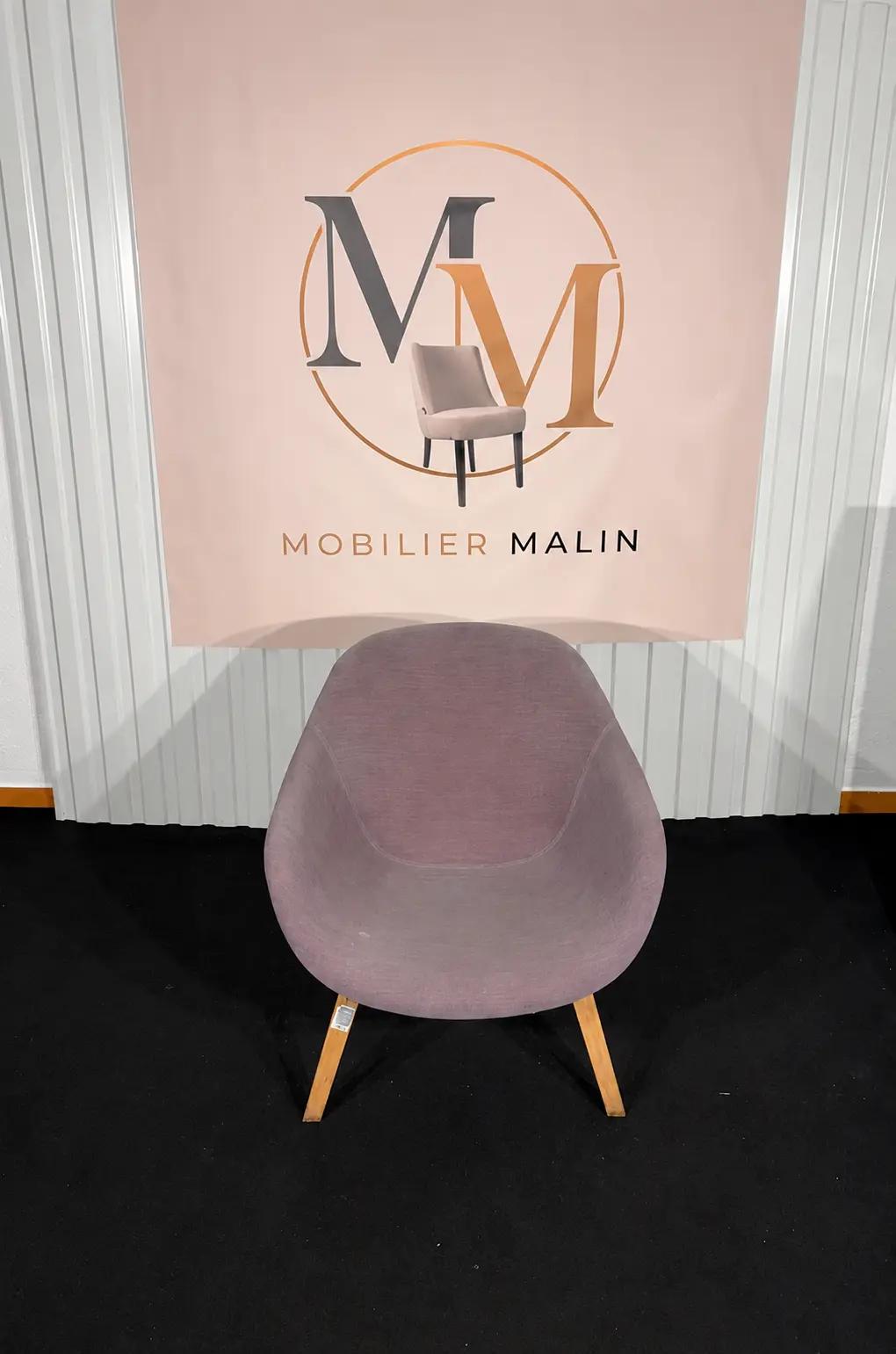 Fauteuil d’accueil scandinave en tissu avec pieds en bois - vue 1