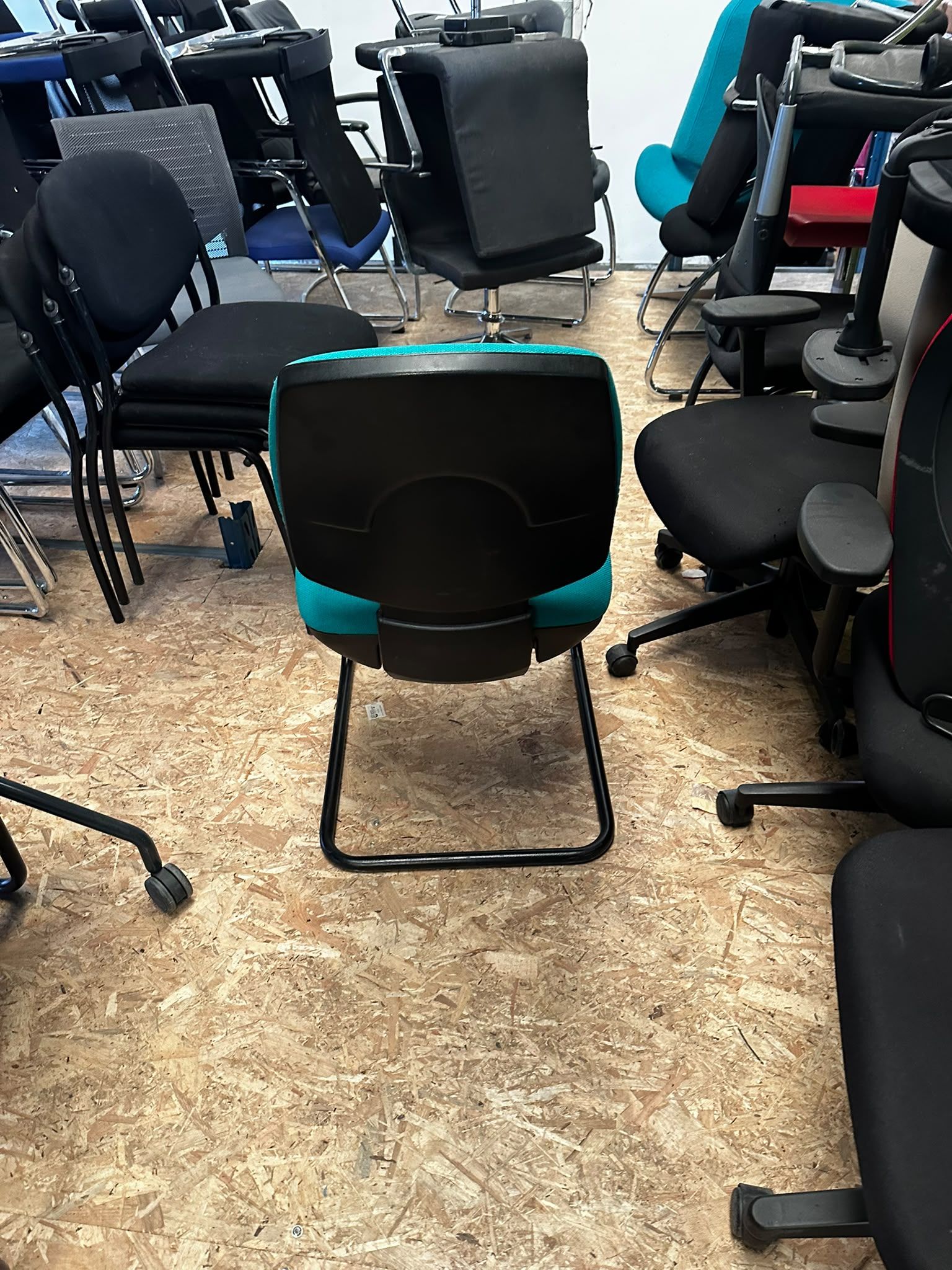 Chaise d’accueil turquoise – Assise et dossier rembourrés - vue 3