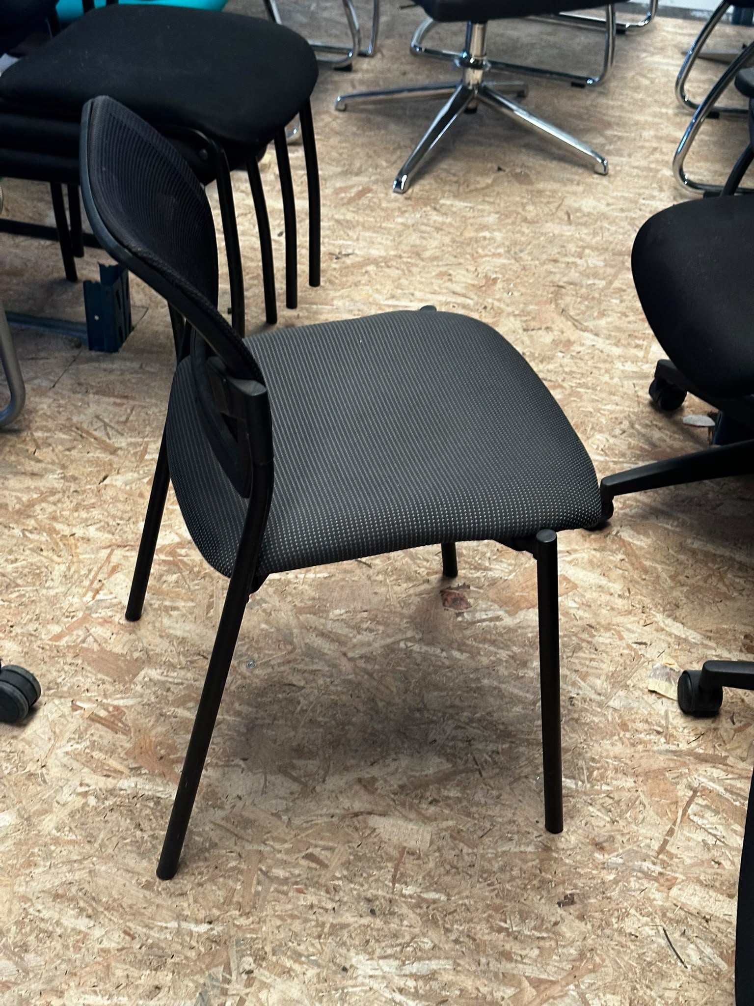 Chaise d’accueil noire – Dossier et assise en résille - vue 3