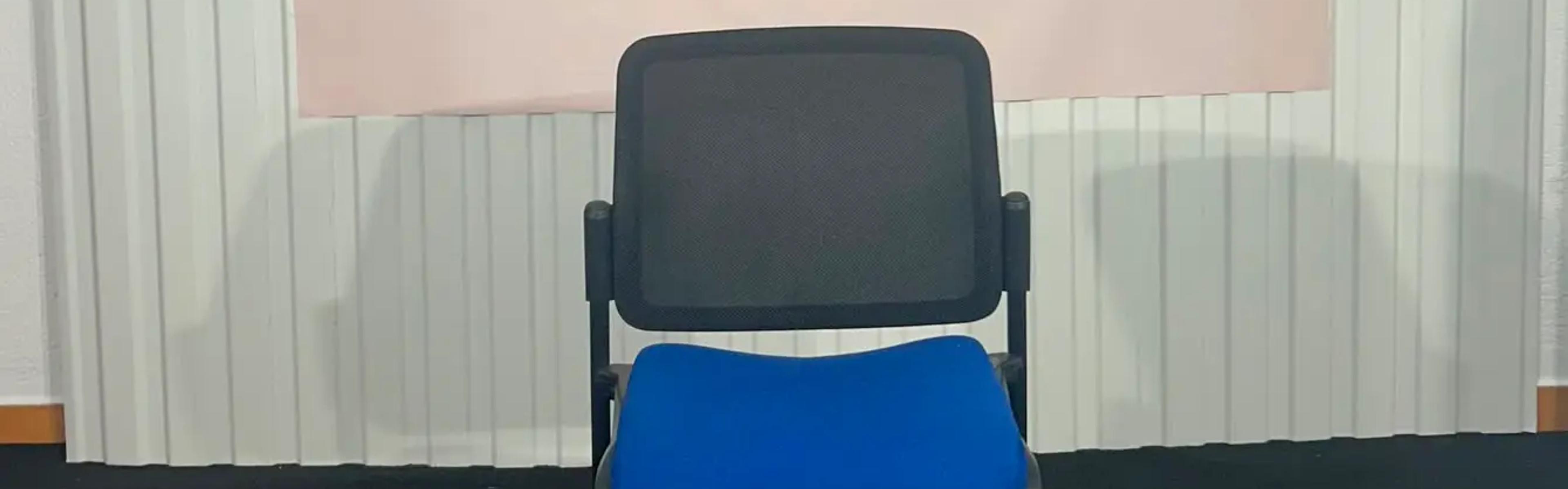 Chaise visiteur Majencia assise bleue avec dossier filet noir