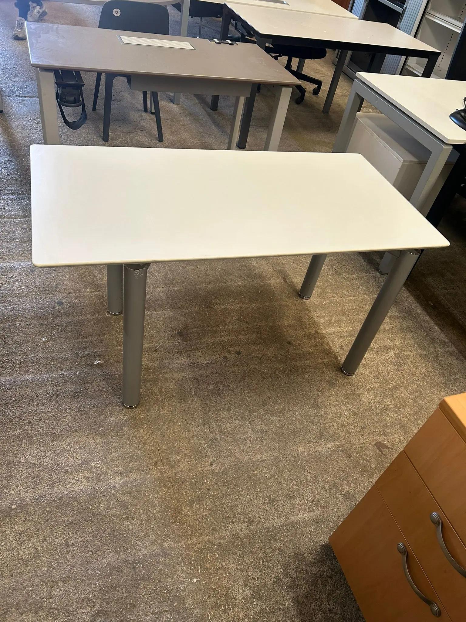Bureau blanc 120x60 cm pieds modulables 