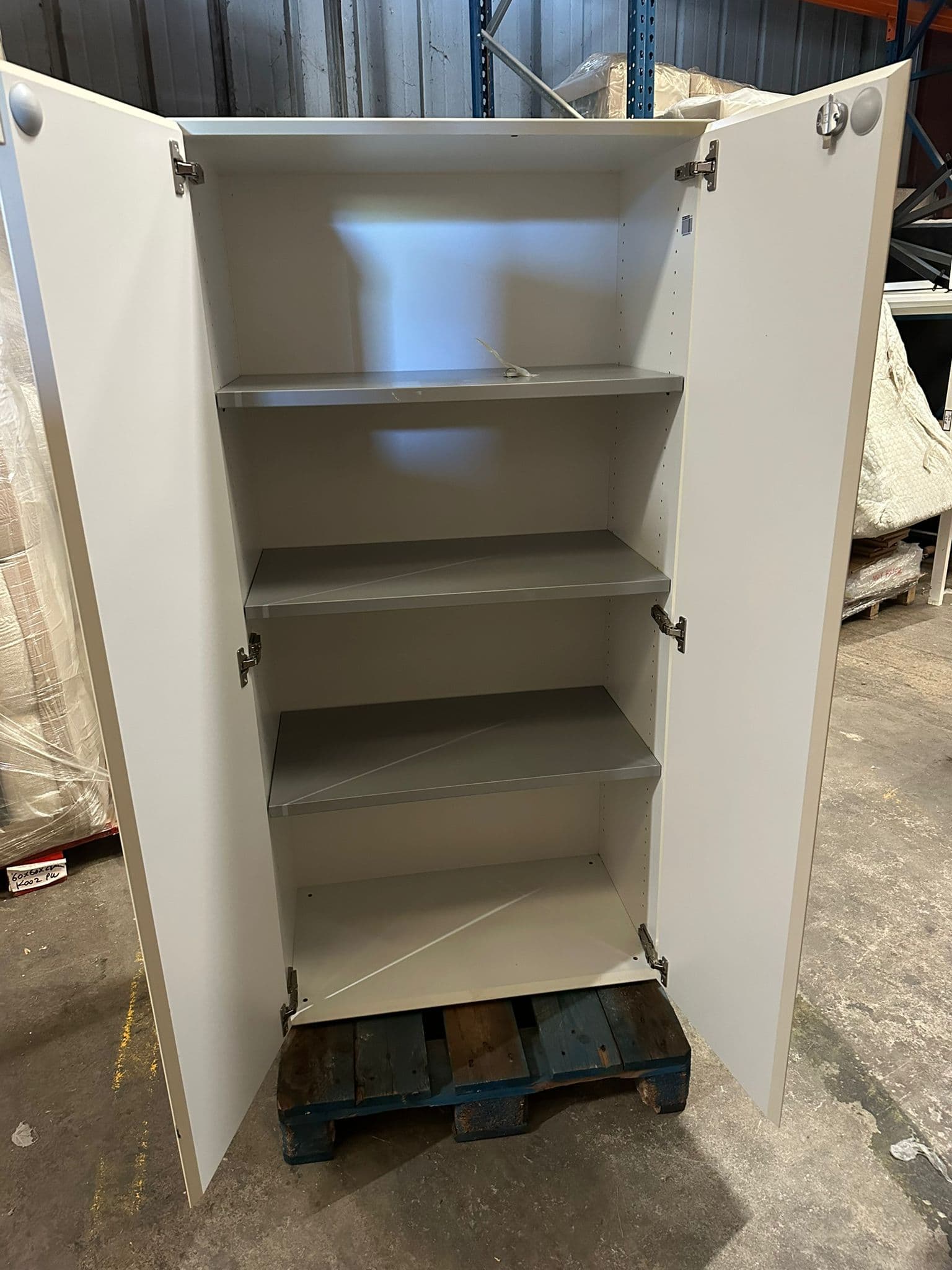 Armoire de bureau blanche 