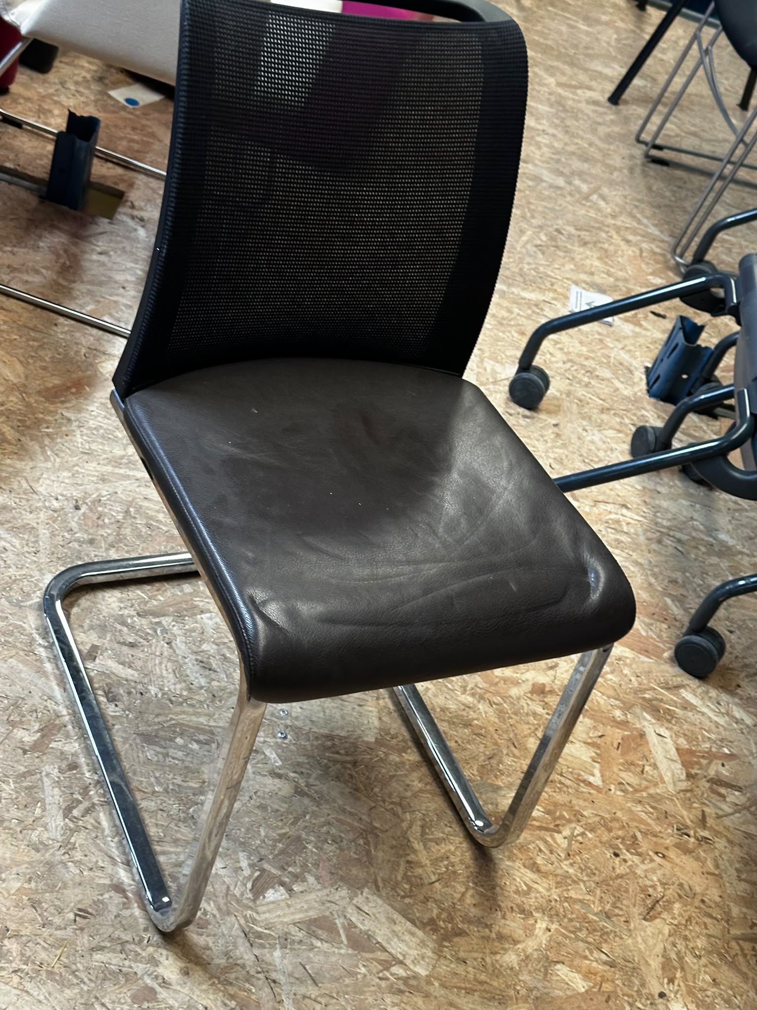 Chaise d’accueil Steelcase – Résille noire et piètement luge chromé - vue 2