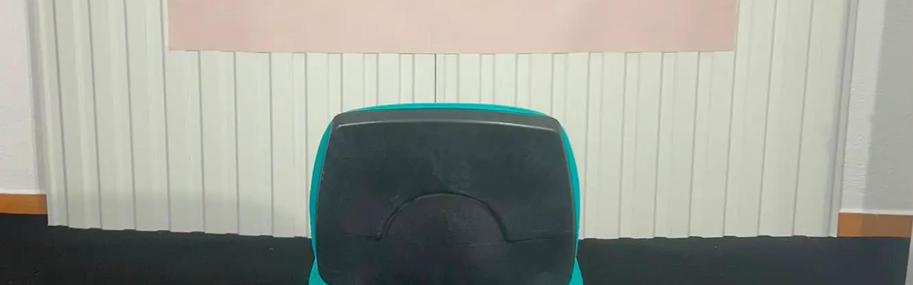 Chaise visiteur à piètement luge en tissu turquoise rembourré