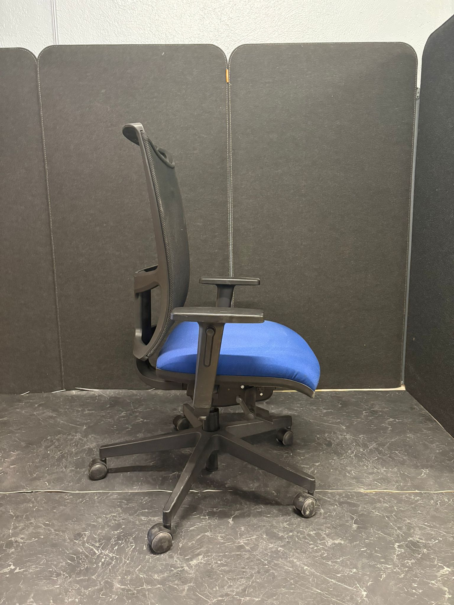 Fauteuil de Bureau Ergonomique Majencia Bleu – Dossier Résille Noir - vue 3