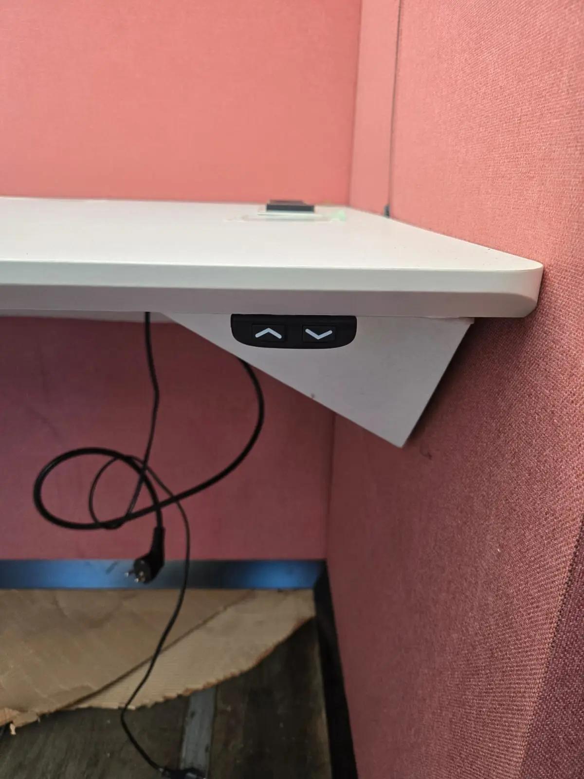 Bureau électrique assis-debout + alcôve acoustique - vue 2