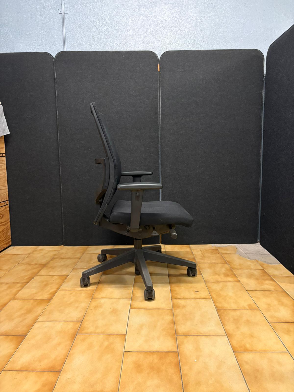Fauteuil de bureau ergonomique noir – Dossier résille – Accoudoirs réglables - vue 2