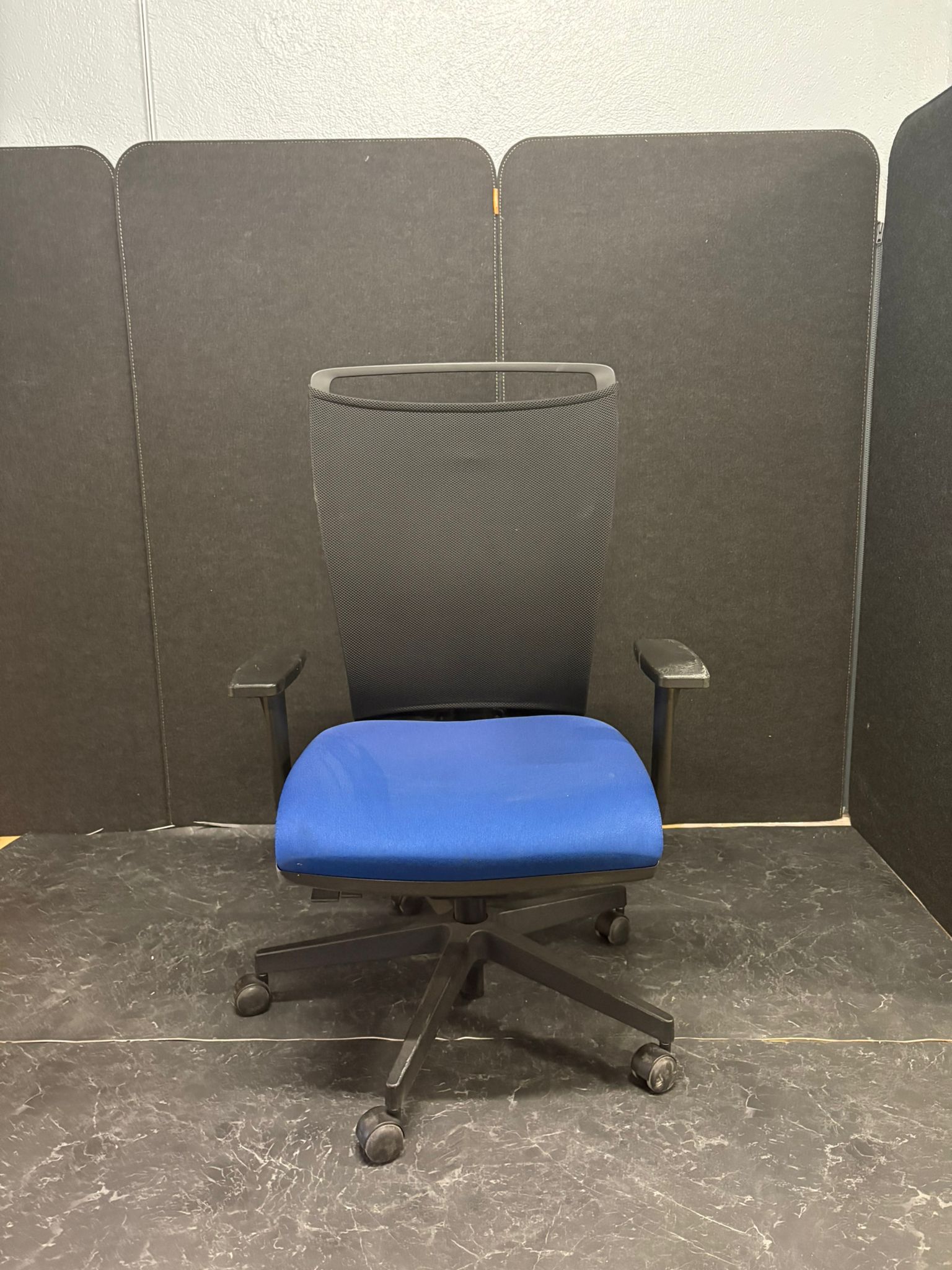 Fauteuil de Bureau Ergonomique Majencia Bleu – Dossier Résille Noir - vue 2