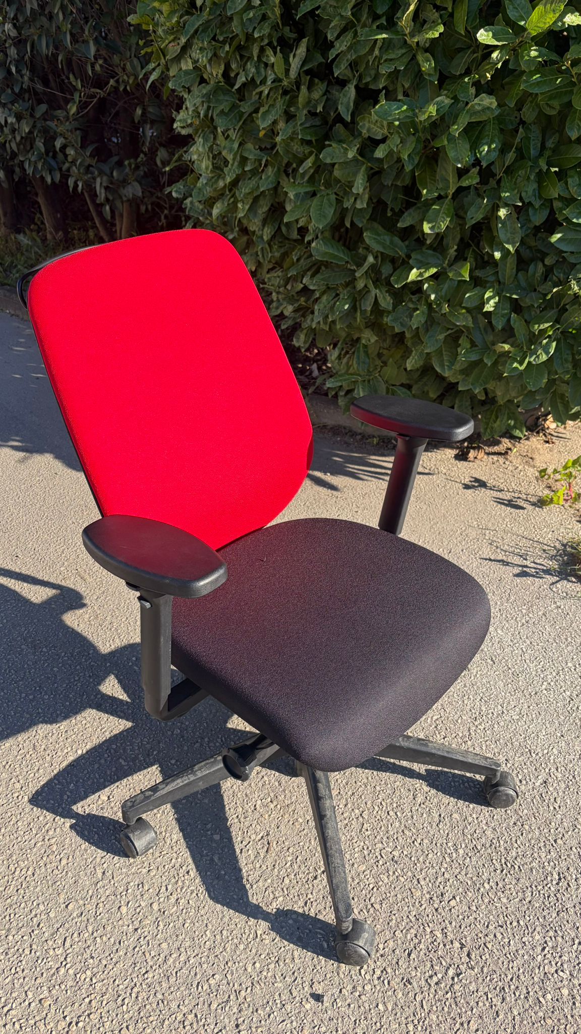 Fauteuil de bureau ergonomique Giroflex rouge
