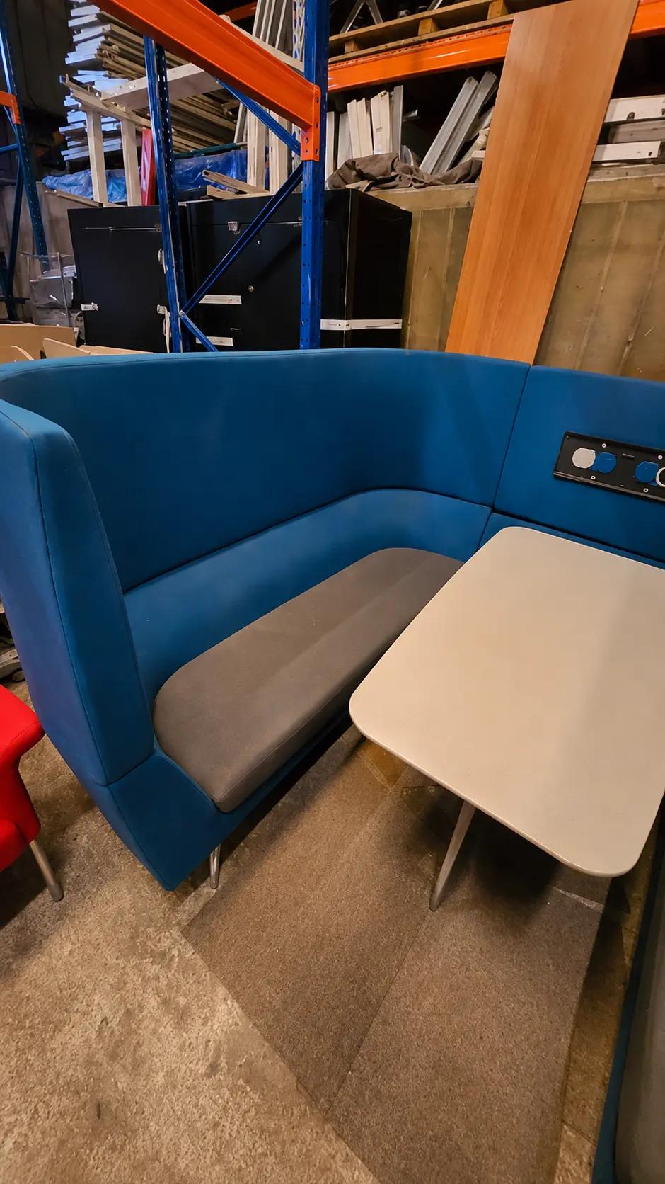 Banquette collaborative Orangebox 4 places en tissu bleu avec table intégrée - vue 3