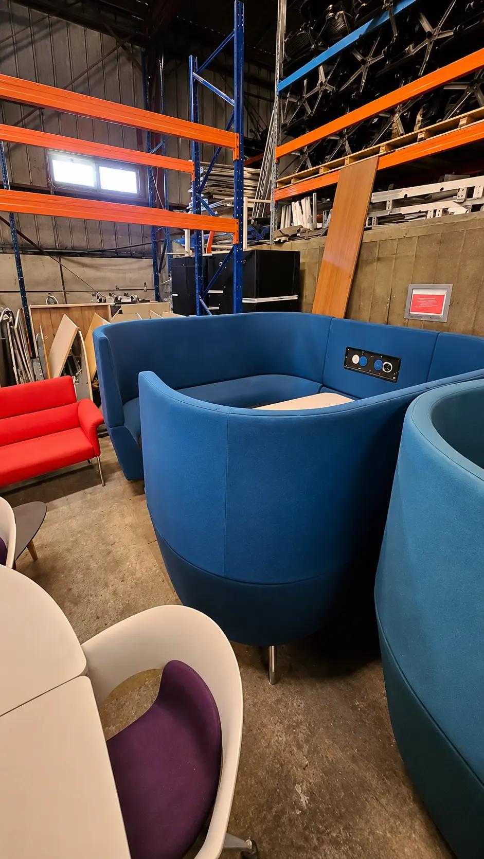 Banquette collaborative Orangebox 4 places en tissu bleu avec table intégrée - vue 5