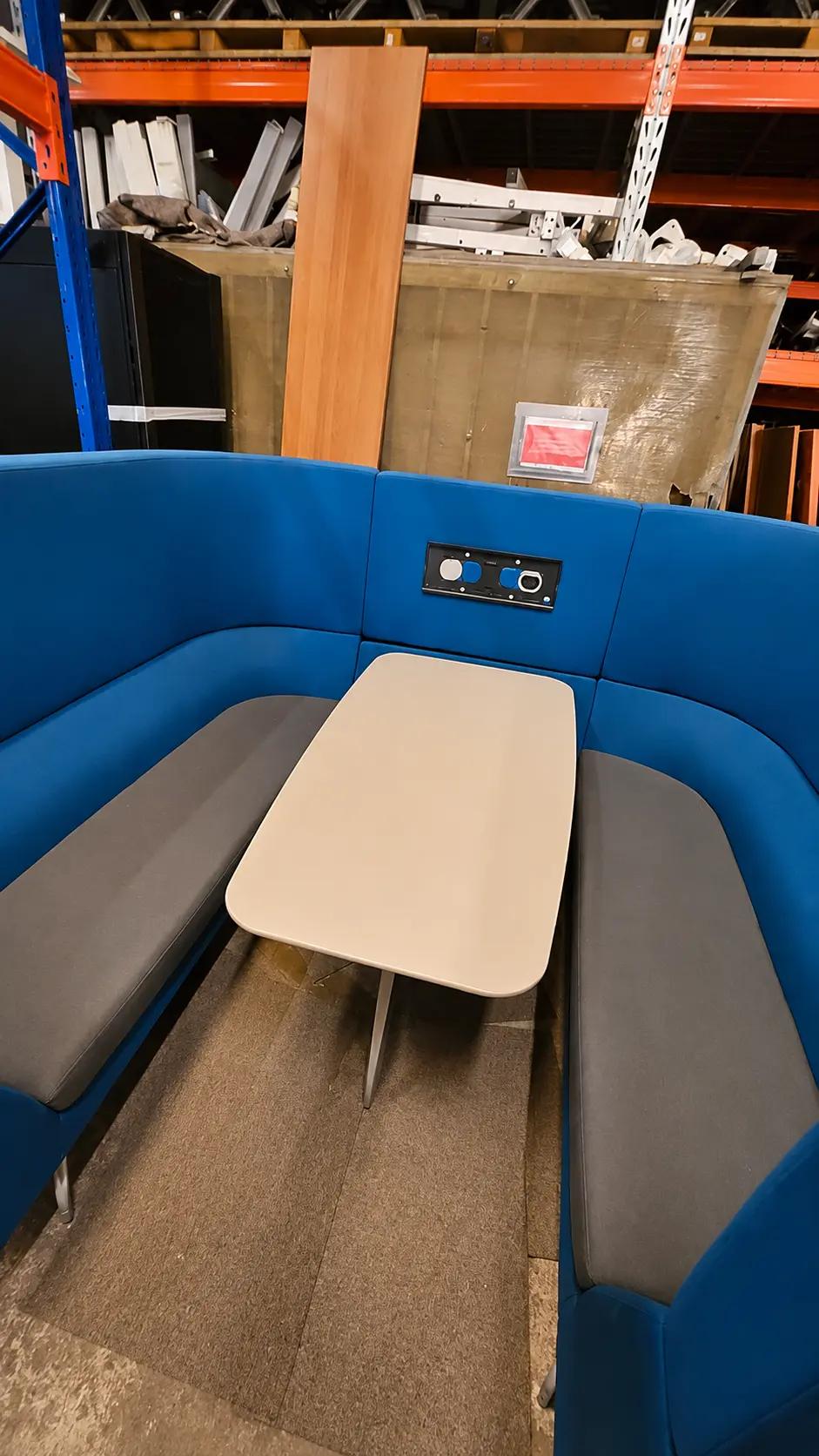 Banquette collaborative Orangebox 4 places en tissu bleu avec table intégrée - vue 4
