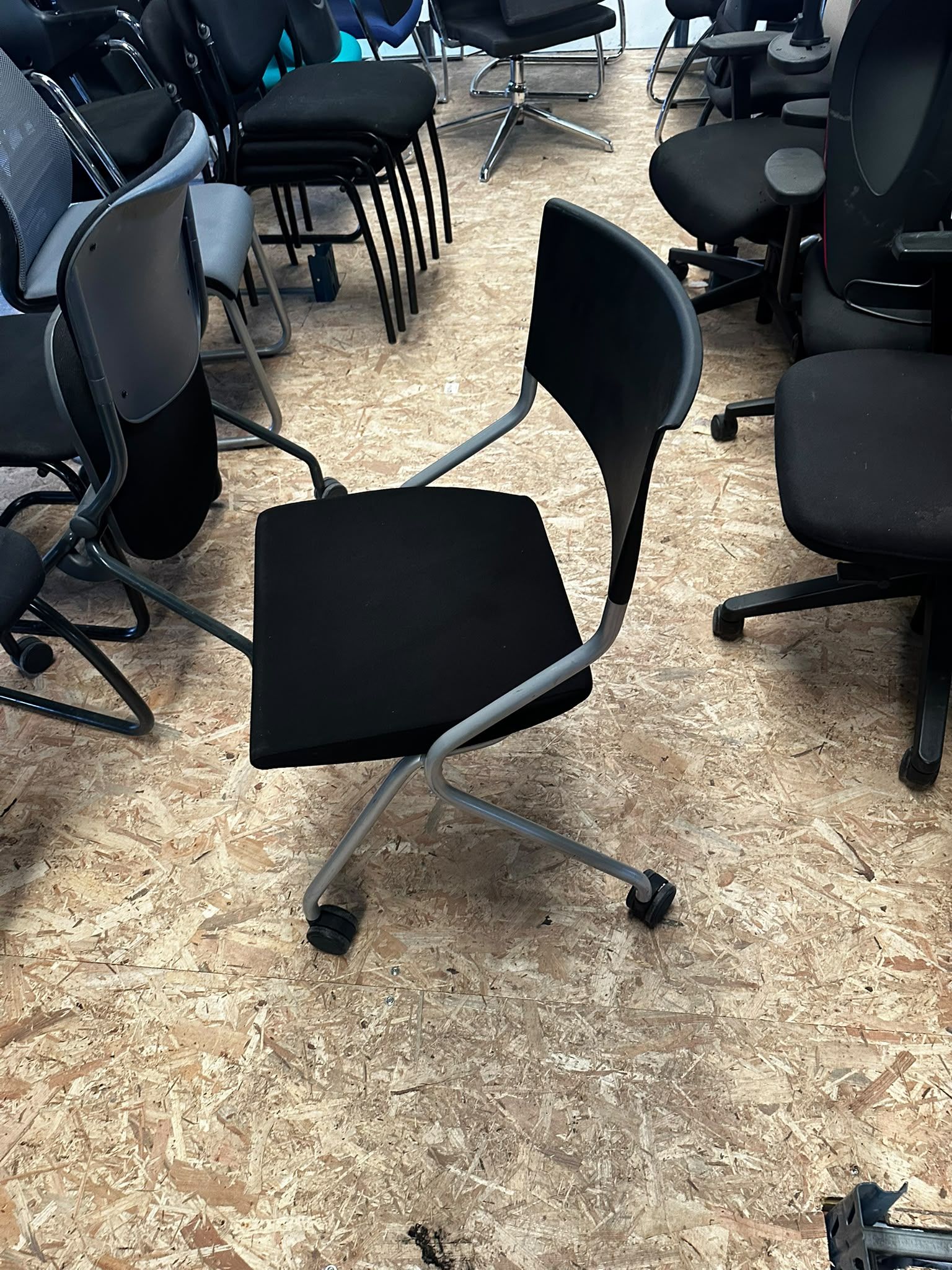 Chaise d’accueil à roulettes noire – Bureau et salle de réunion - vue 3