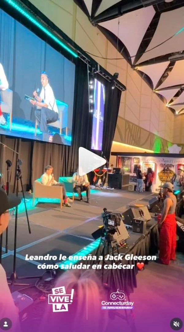 Leandro le enseña a Jack Gleeson a saludar en cabécar