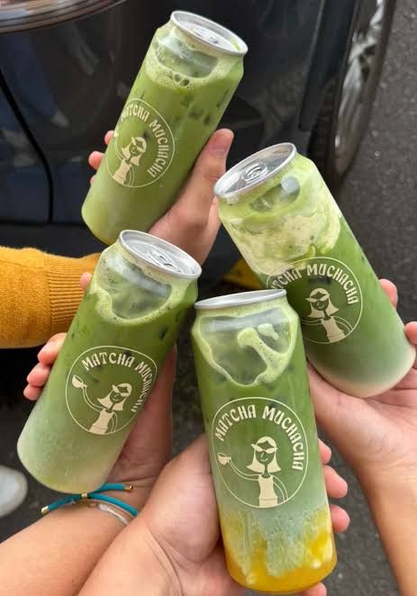 Bebida de matcha recién preparada