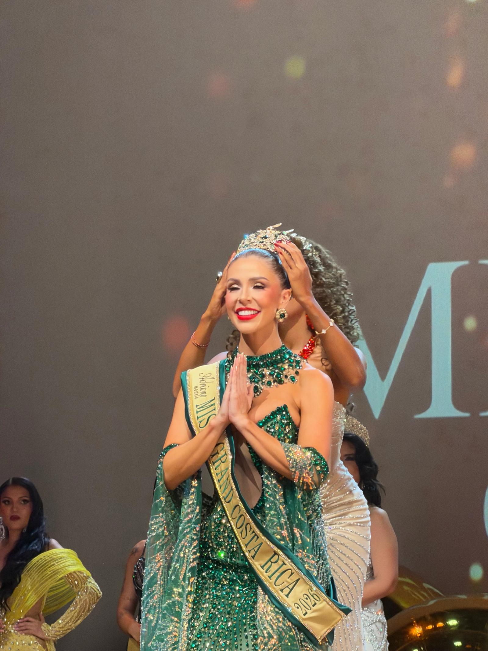 Catalina Murillo (@catamurillocr) fue coronada Miss Grand Costa Rica 2026 la noche del 12 de agosto. Reviví la gala y las entrevistas exclusivas de Sevive.la.