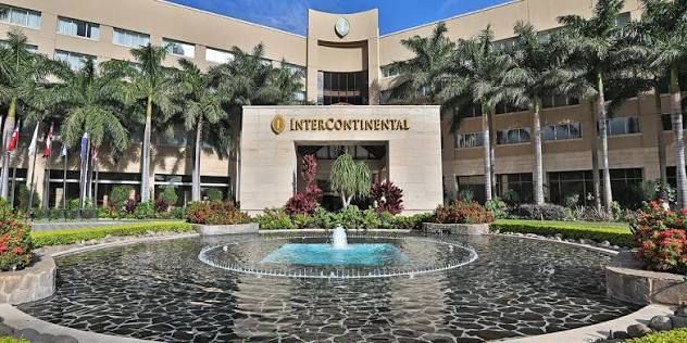 Feria de experiencias en un hotel con estands iluminados