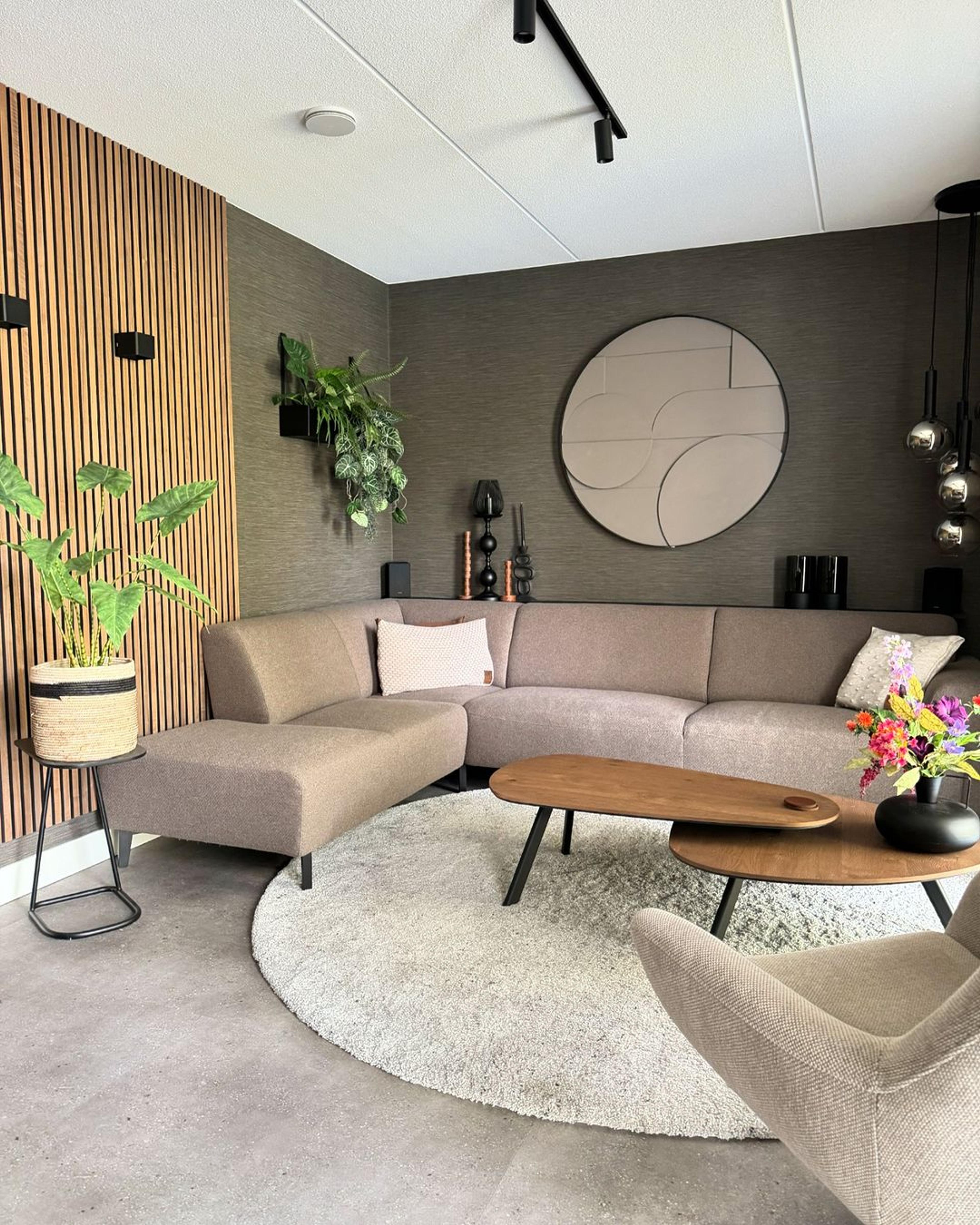 woonkamer-met-lichte-wandpaneel