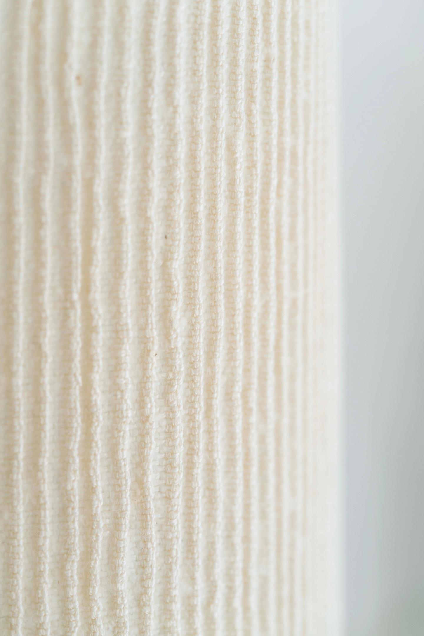 Aura — détail du tissage plissé