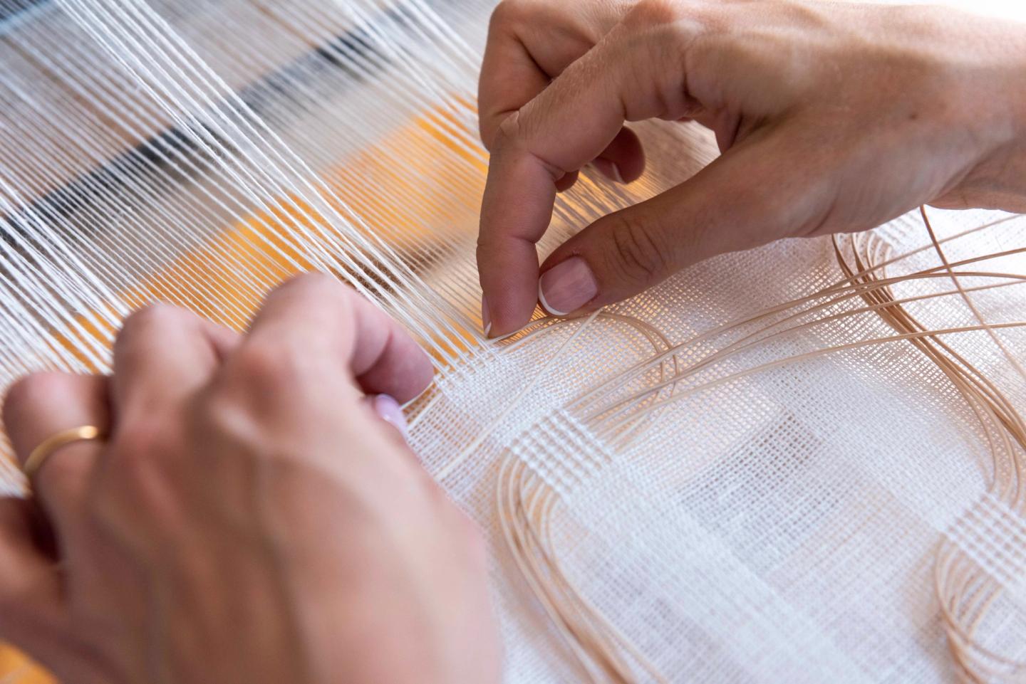 Insertion du rotin dans le tissage à la main