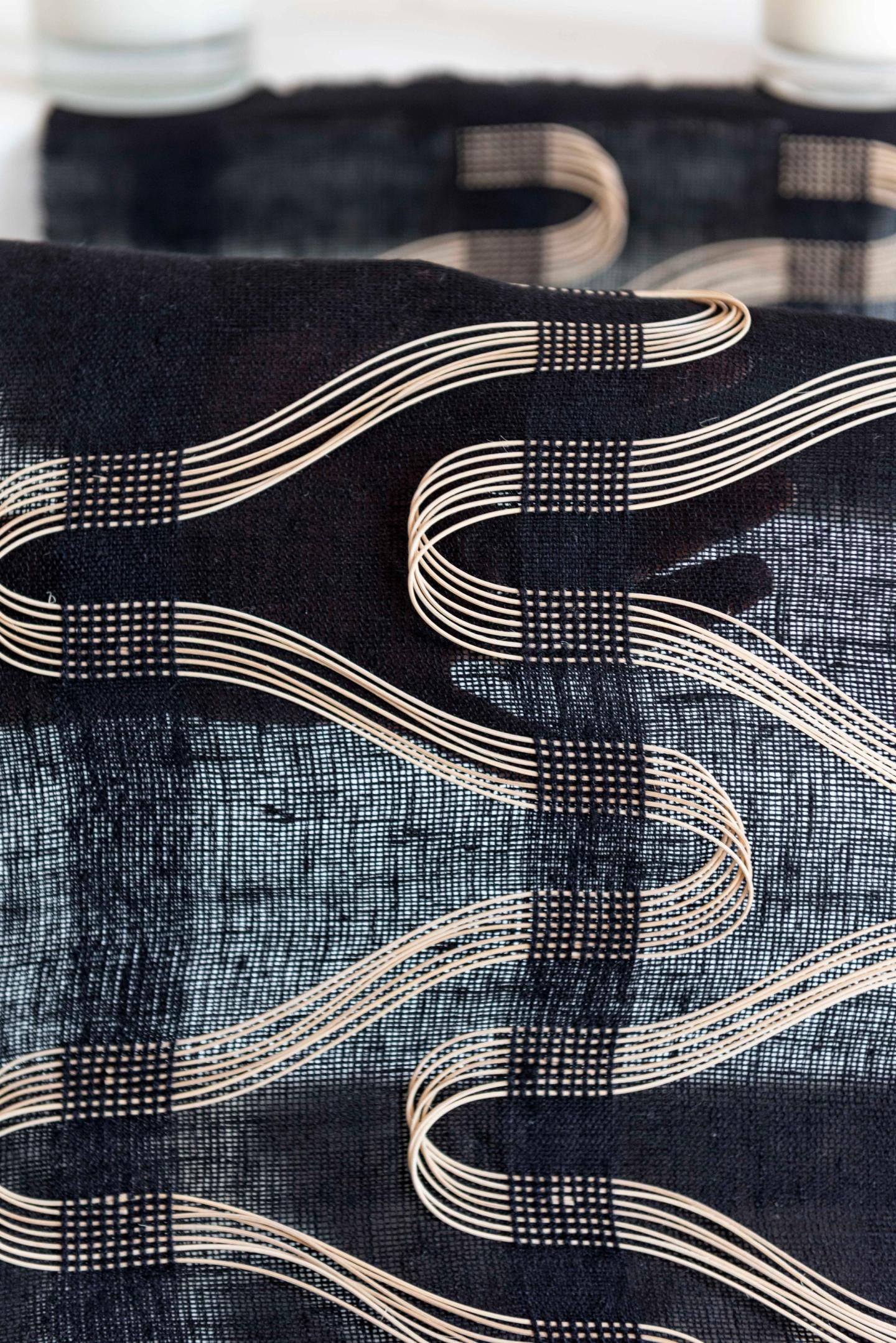 Lin & Rotin — lignes claires sur un tissage sombre