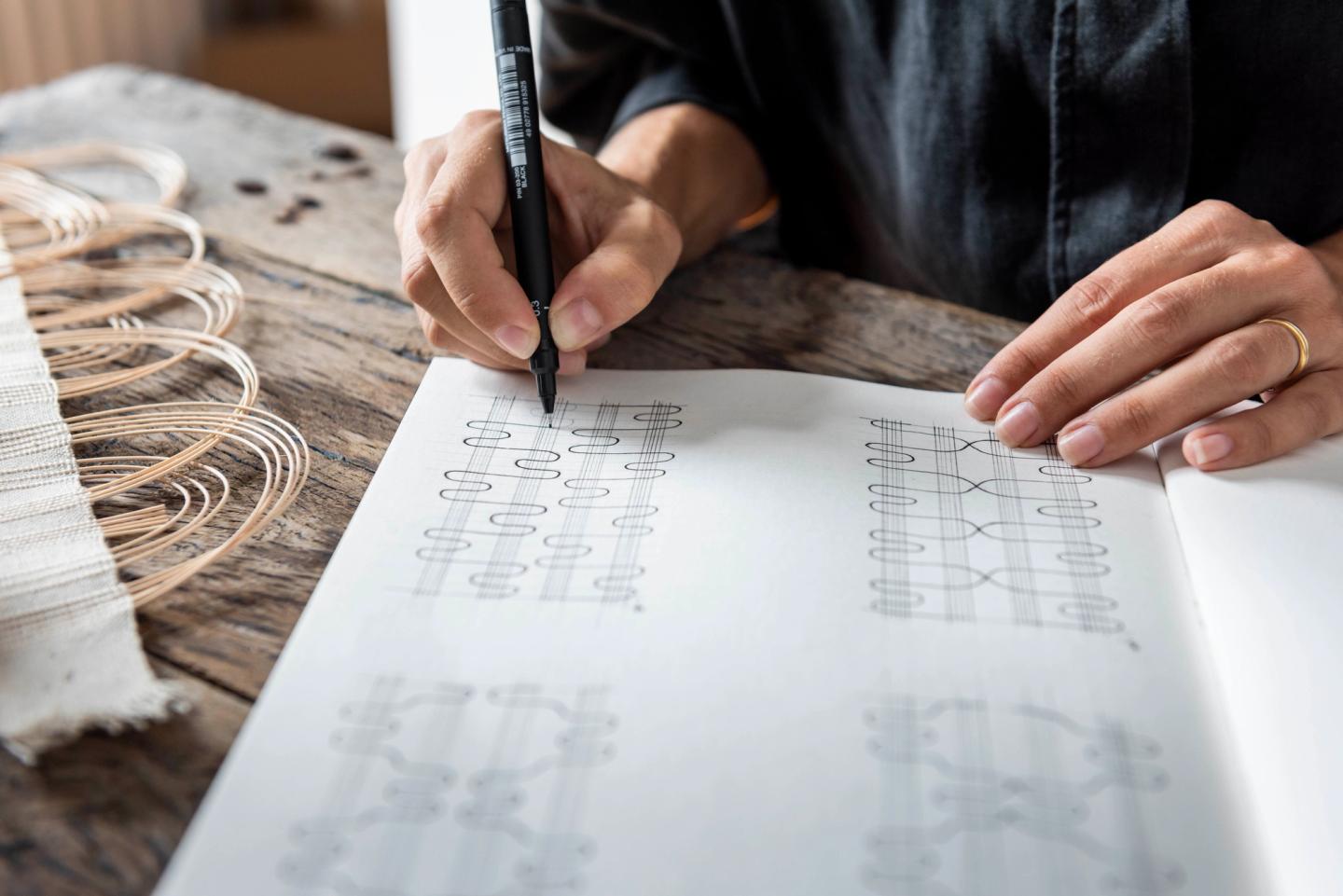 Dessin préparatoire et recherche de formes au studio