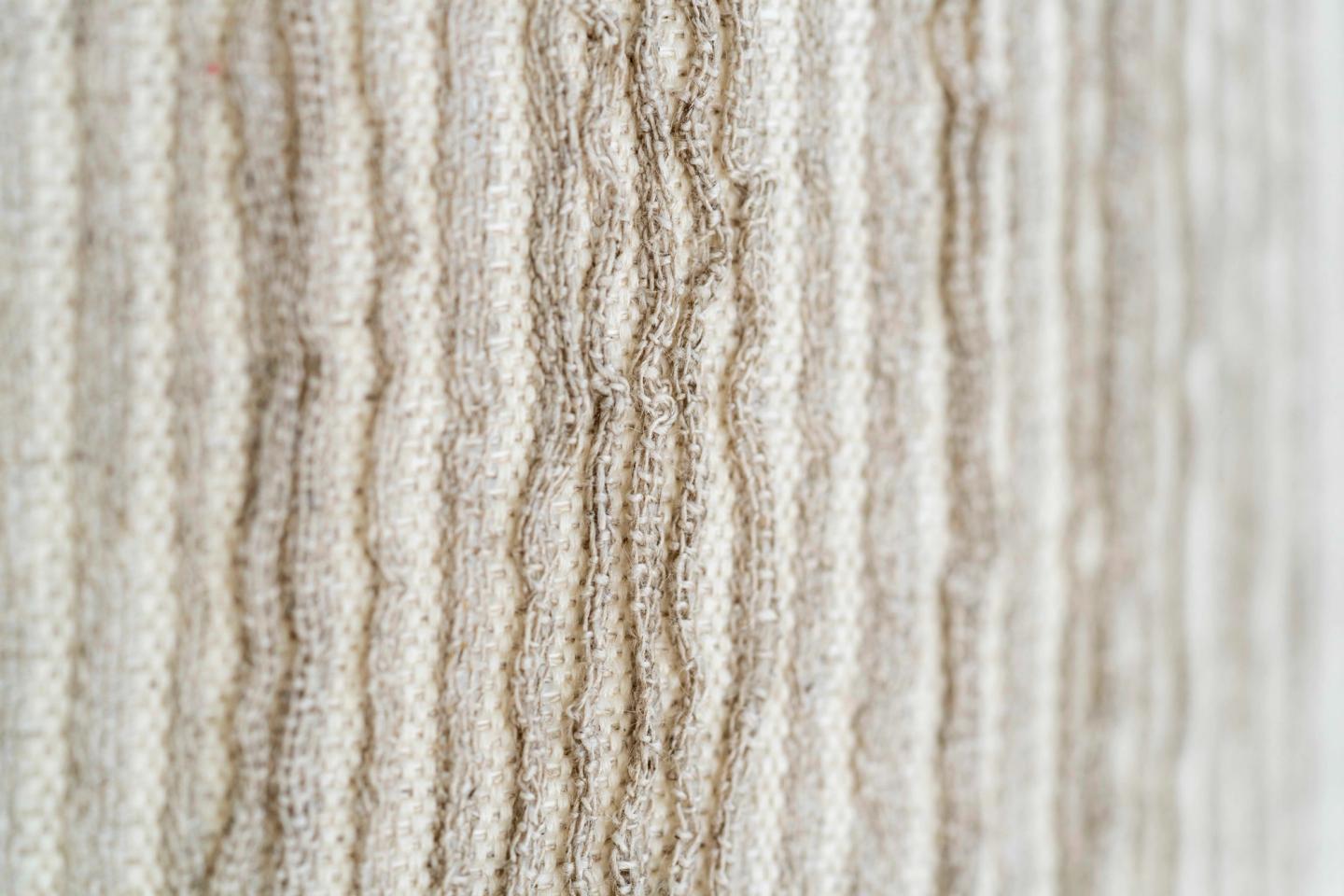 Aube — détail du tissage plissé