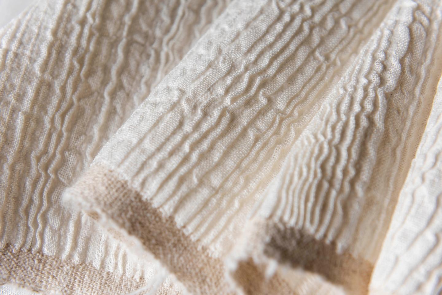 Plissés — relief du tissage blanc