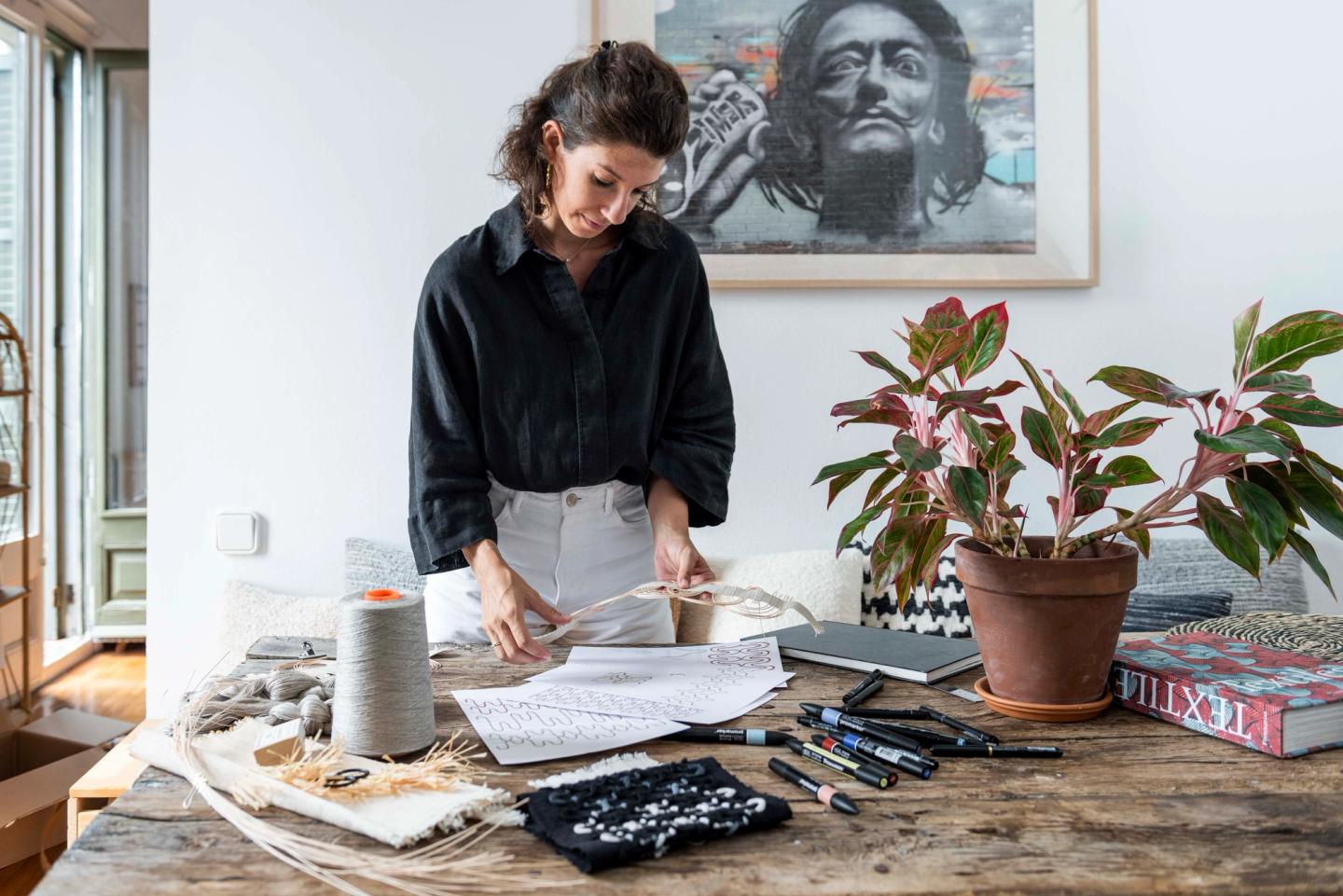 Margaux Saint Frison à sa table de travail au studio