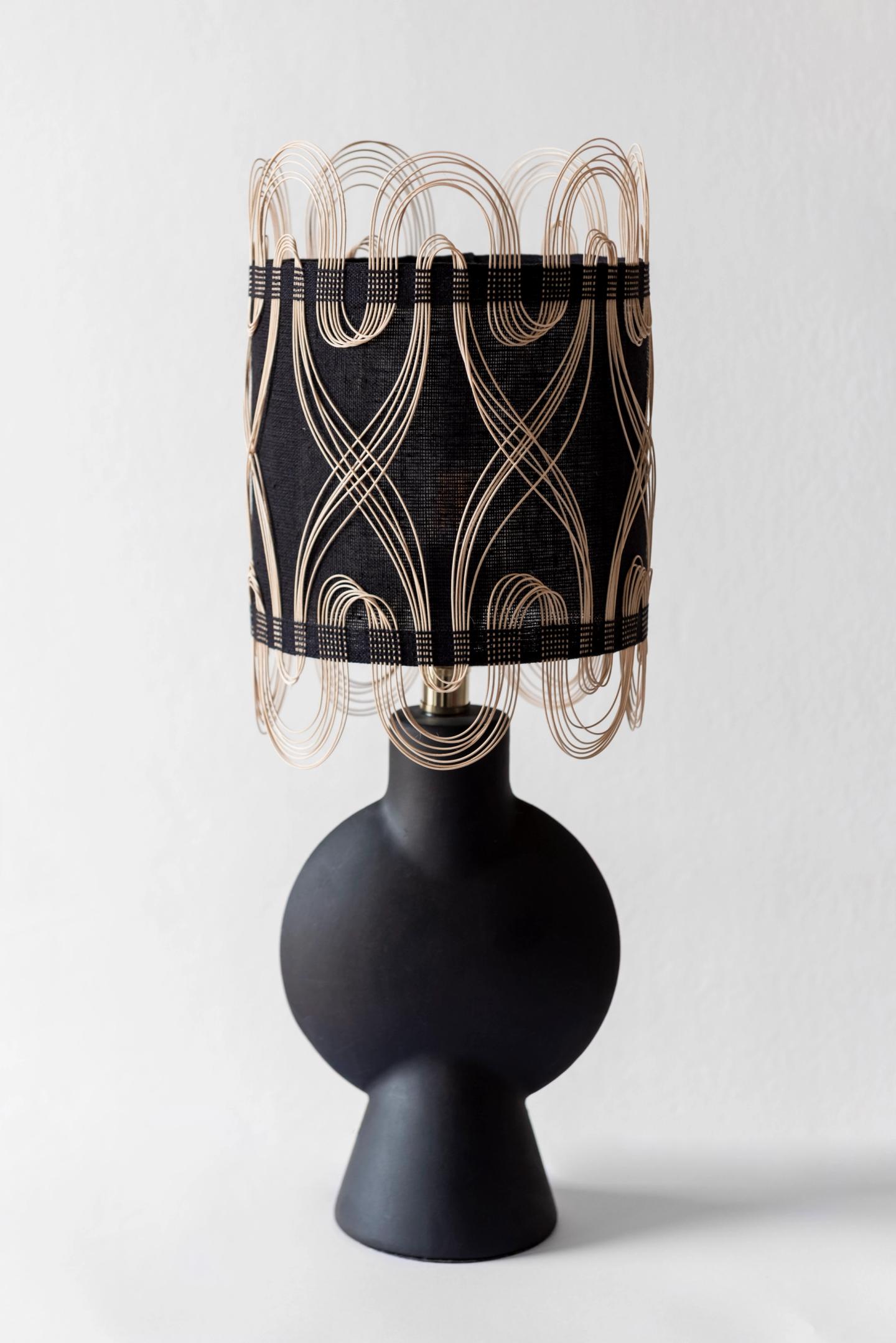 Courbes — lampe noire — vue d’ensemble