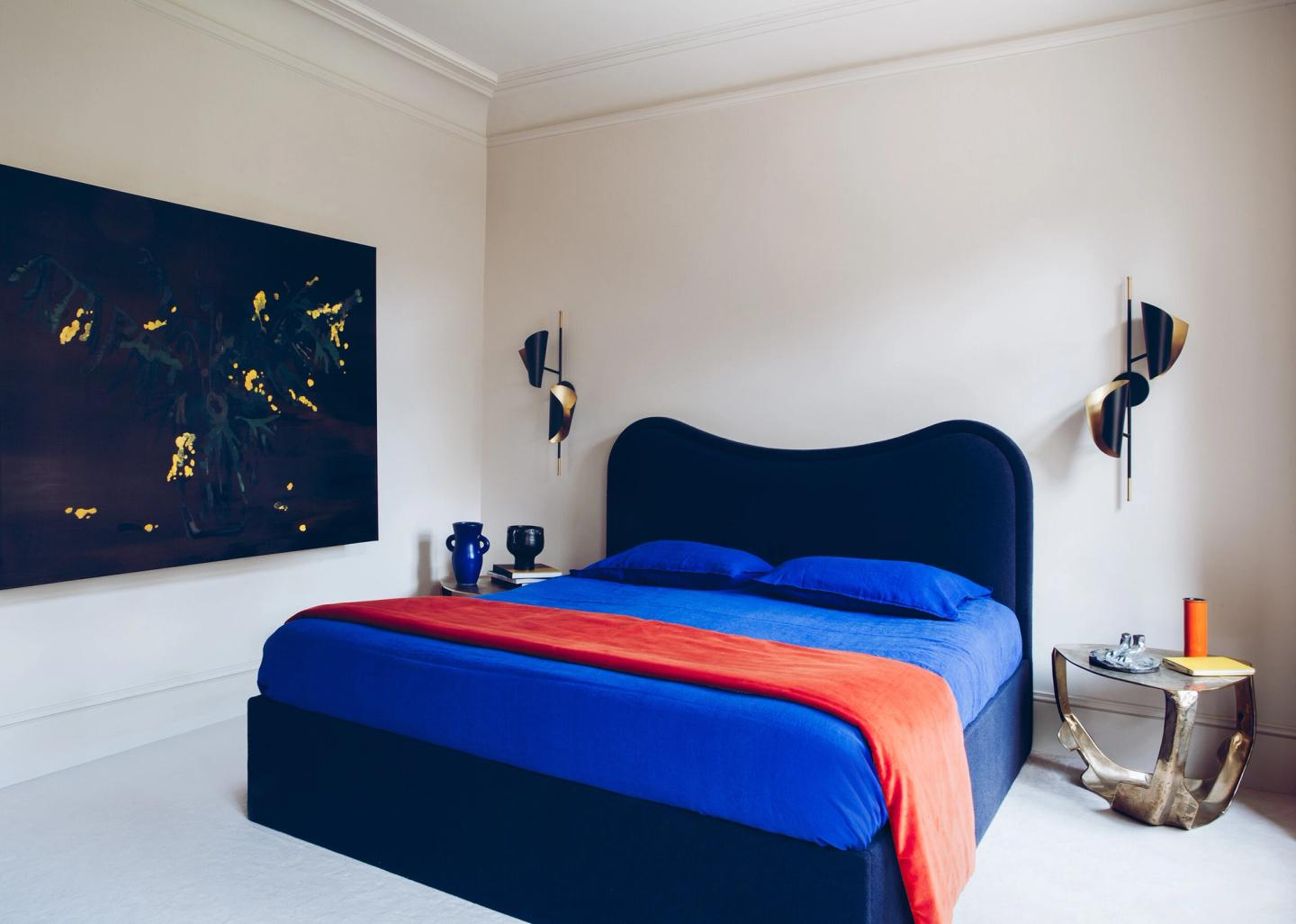 Chambre du projet Réservoirs par RMGB, tête et tour de lit en Espuma Bleu Nuit