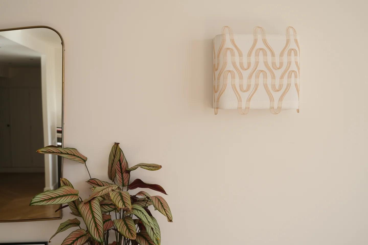Applique textile et rotin dans un intérieur