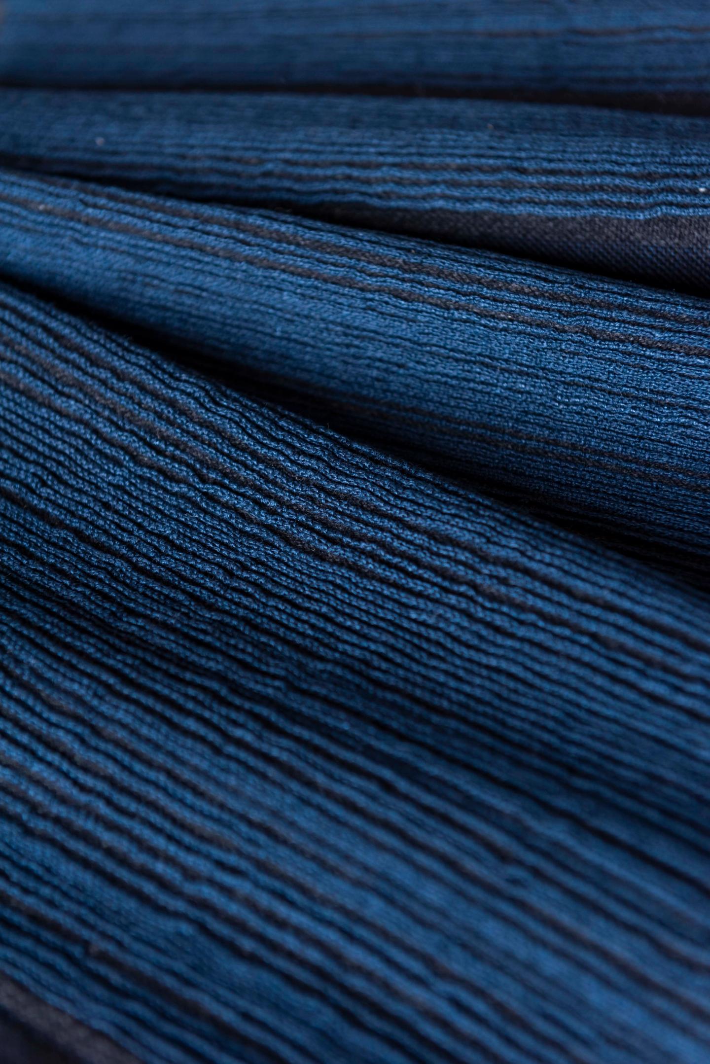 Plissés — tissage bleu plissé