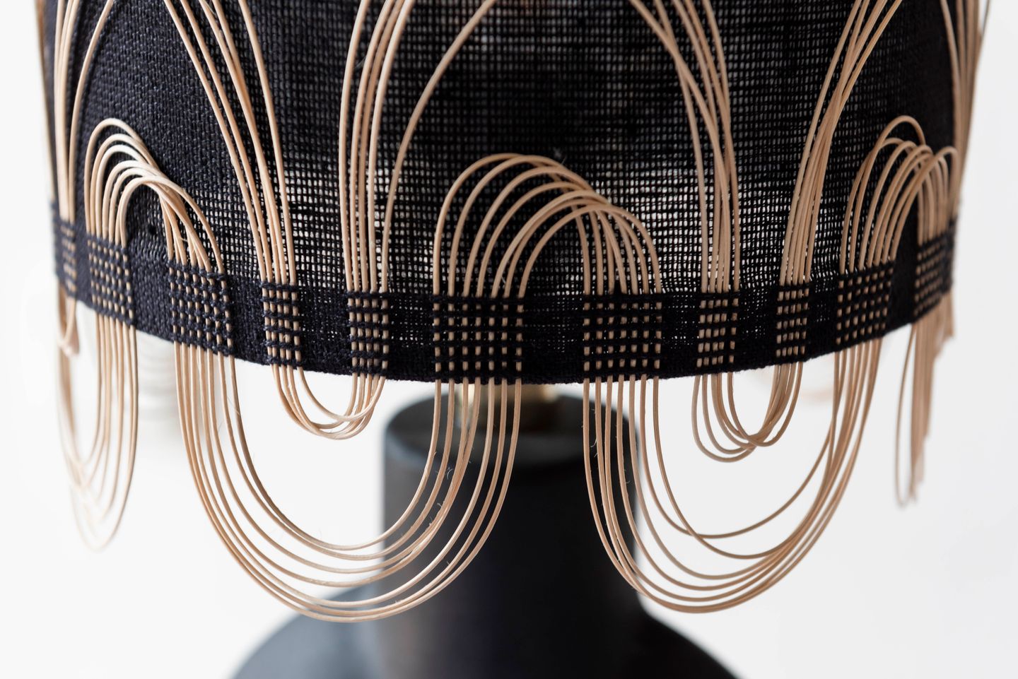 Courbes — lampe noire — détail de la matière, vue 3