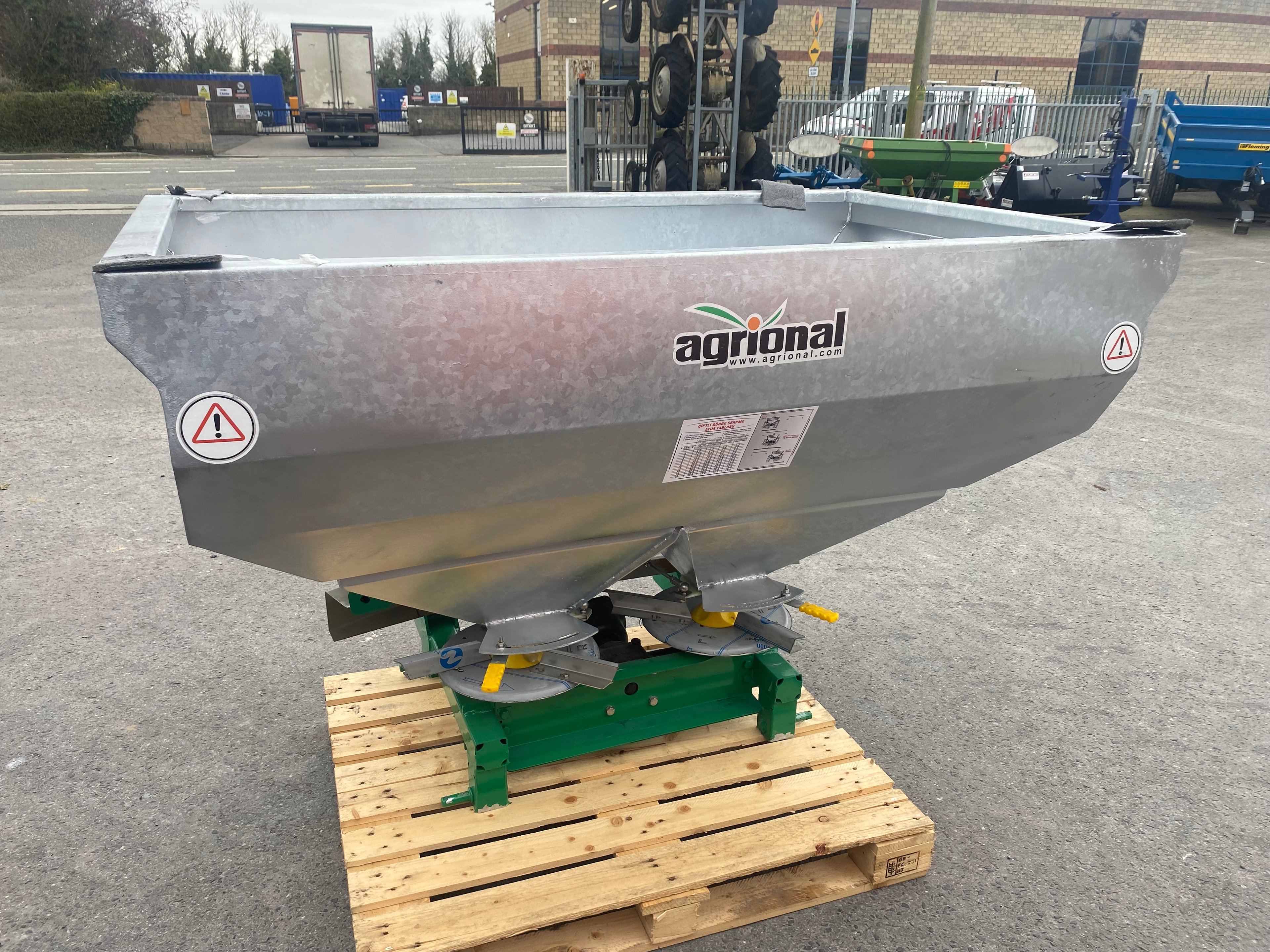 Agrional fert spreader — photo 1